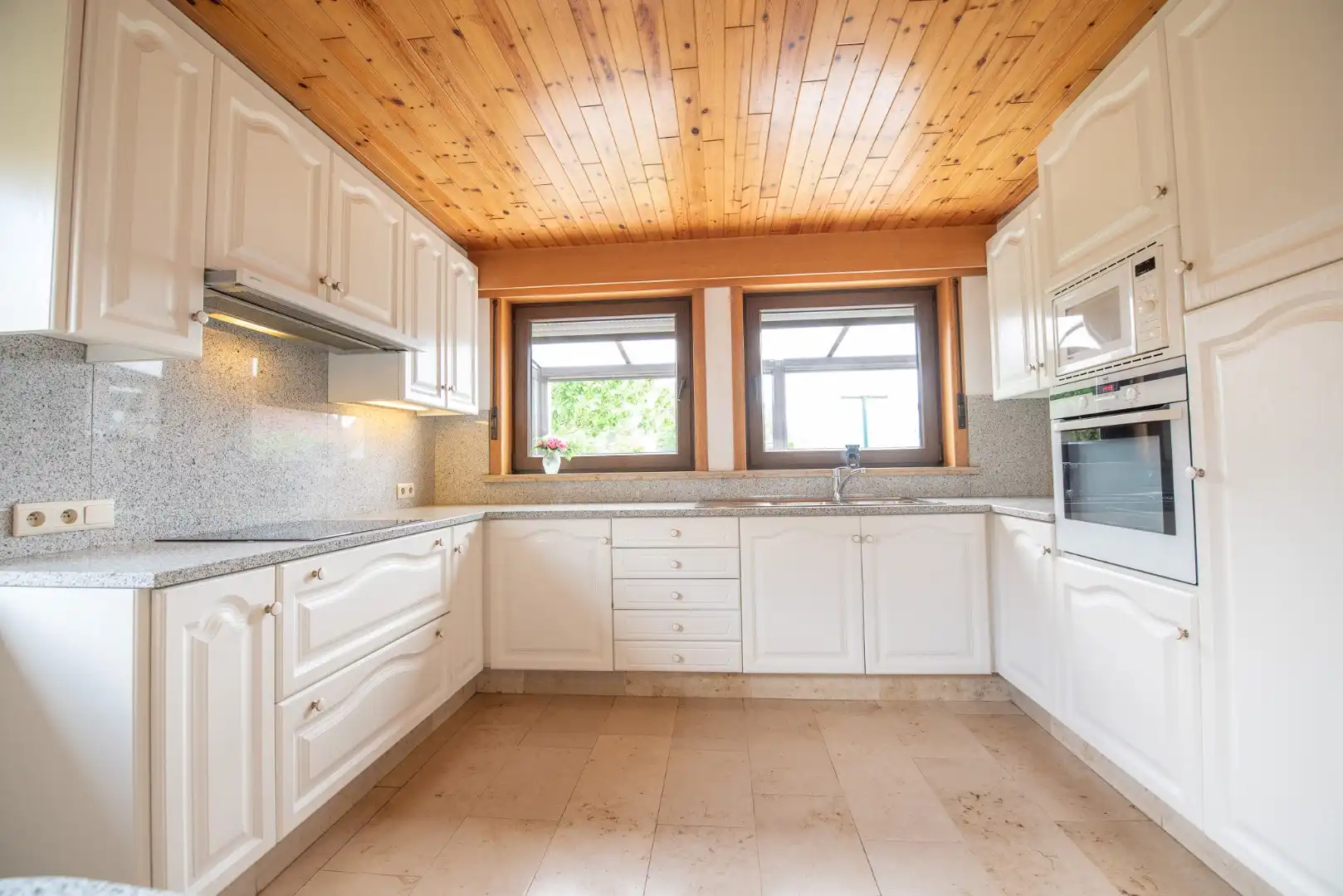 🎉 OPENDEUR zaterdag 13/06 🎉 Iedereen welkom van 12u t.e.m. 13u!   Rustig gelegen, goed onderhouden bungalow op 603 m² in Zulte foto 5