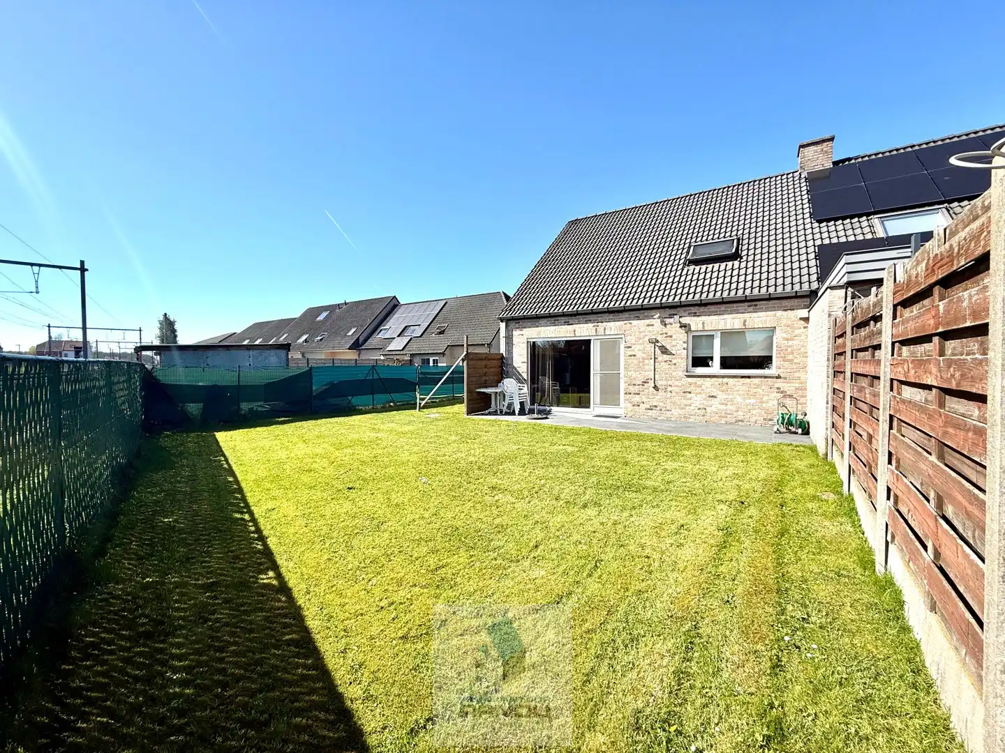 Verzorgde gezinswoning met 3 slaapkamers, gezellige tuin en inpandige garage foto 14