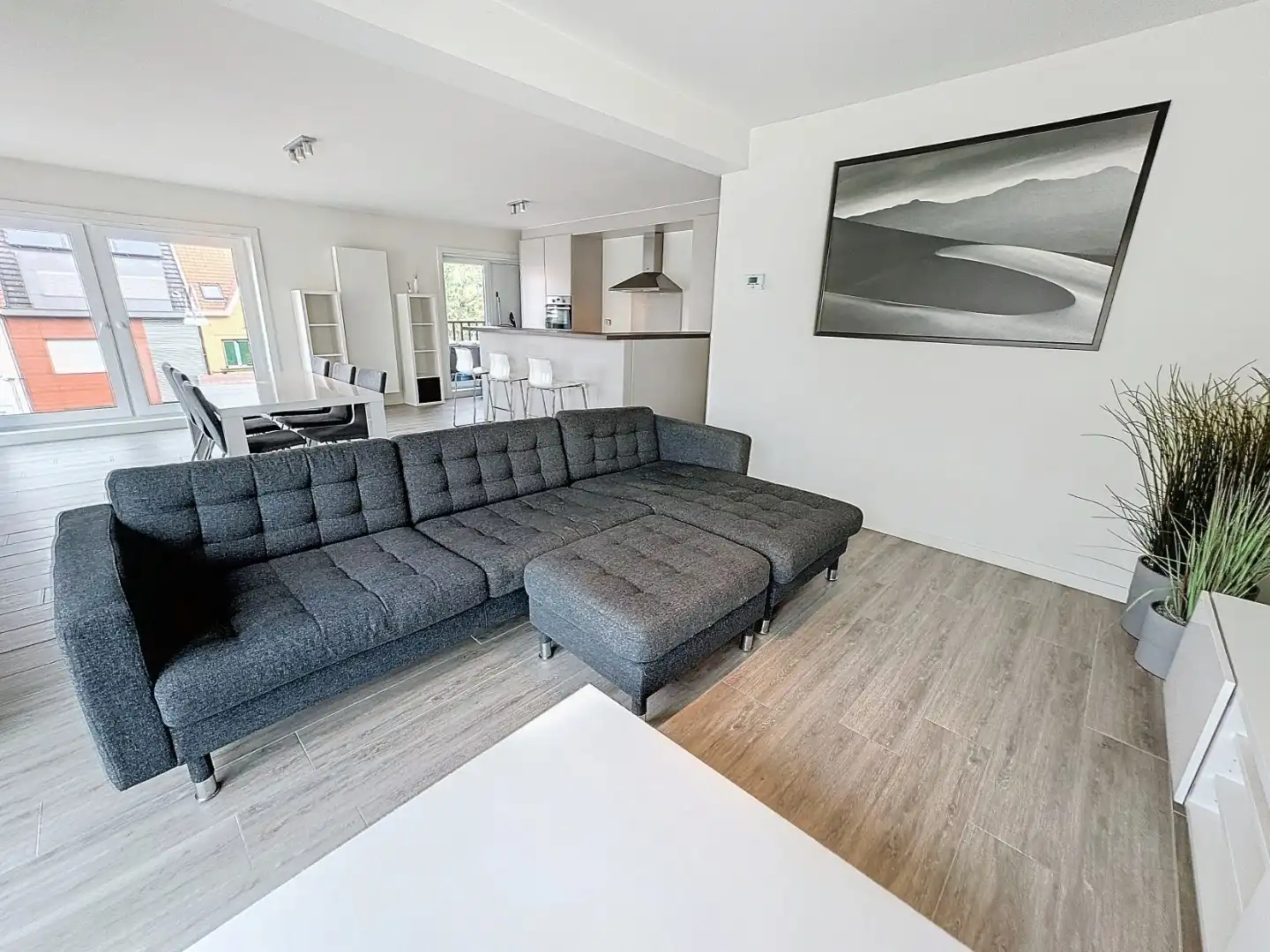 Ruim en modern appartement met 2 slaapkamers vlakbij het station in Knokke-Heist foto {{pictureIndex}}