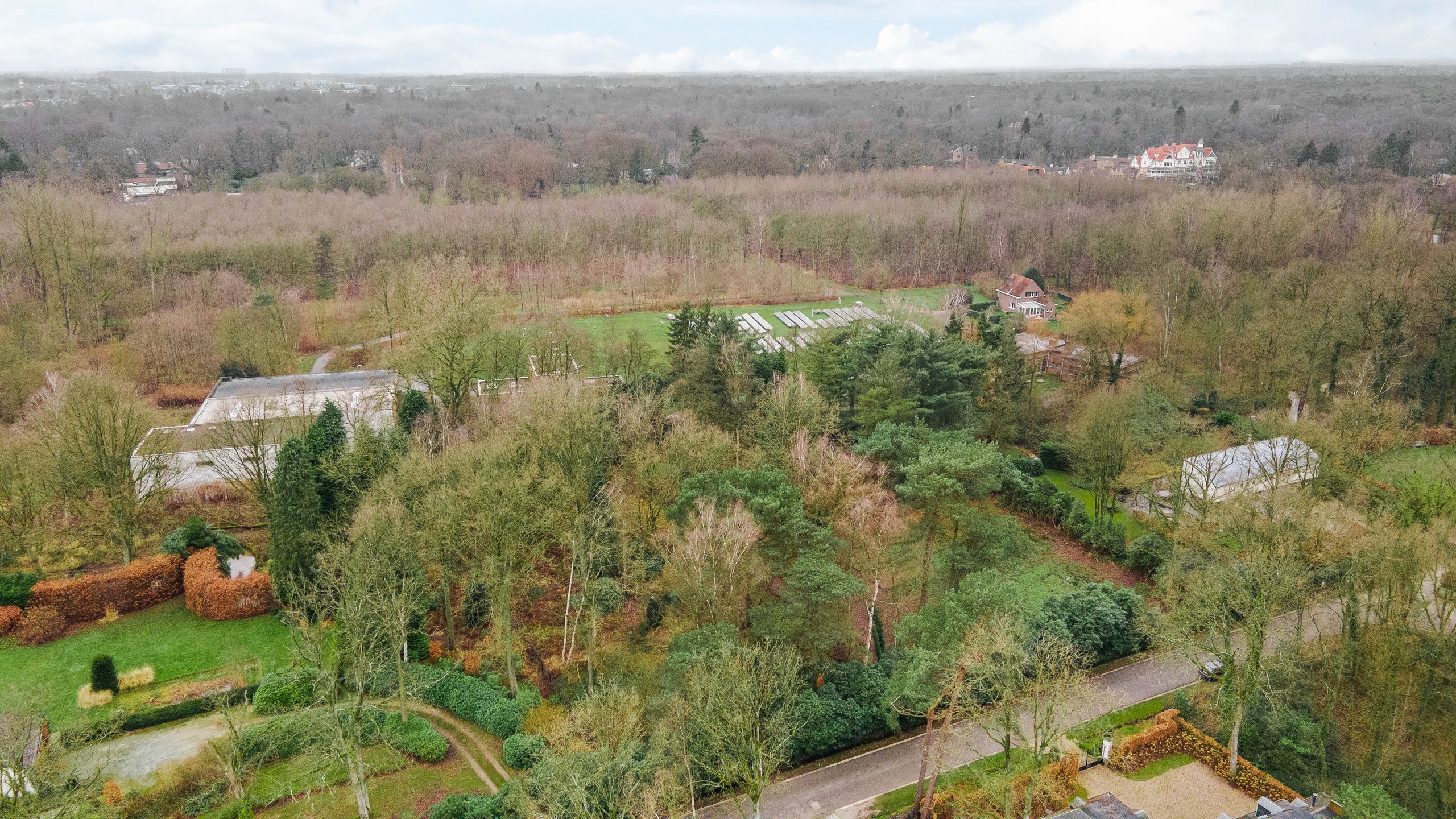 Mooi gelegen bouwgrond op 2.404 m² in een rustig gelegen gegeerde omgeving aan het einde van een doodlopende straat. foto 4
