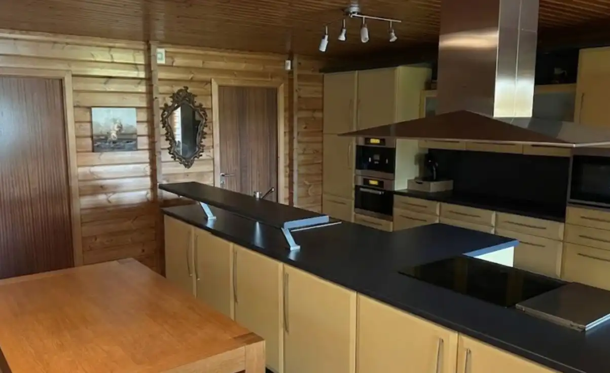 Uitzonderlijke industriële site van 2.721 m² met appartement en studio op terrein van 1,45 ha in Manage foto 7