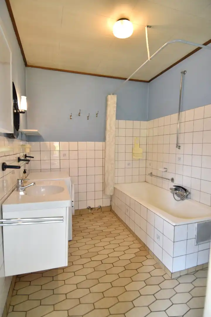 Rustig gelegen gezinswoning met 4 slaapkamers, garage en tuin te koop in Gullegem foto 5