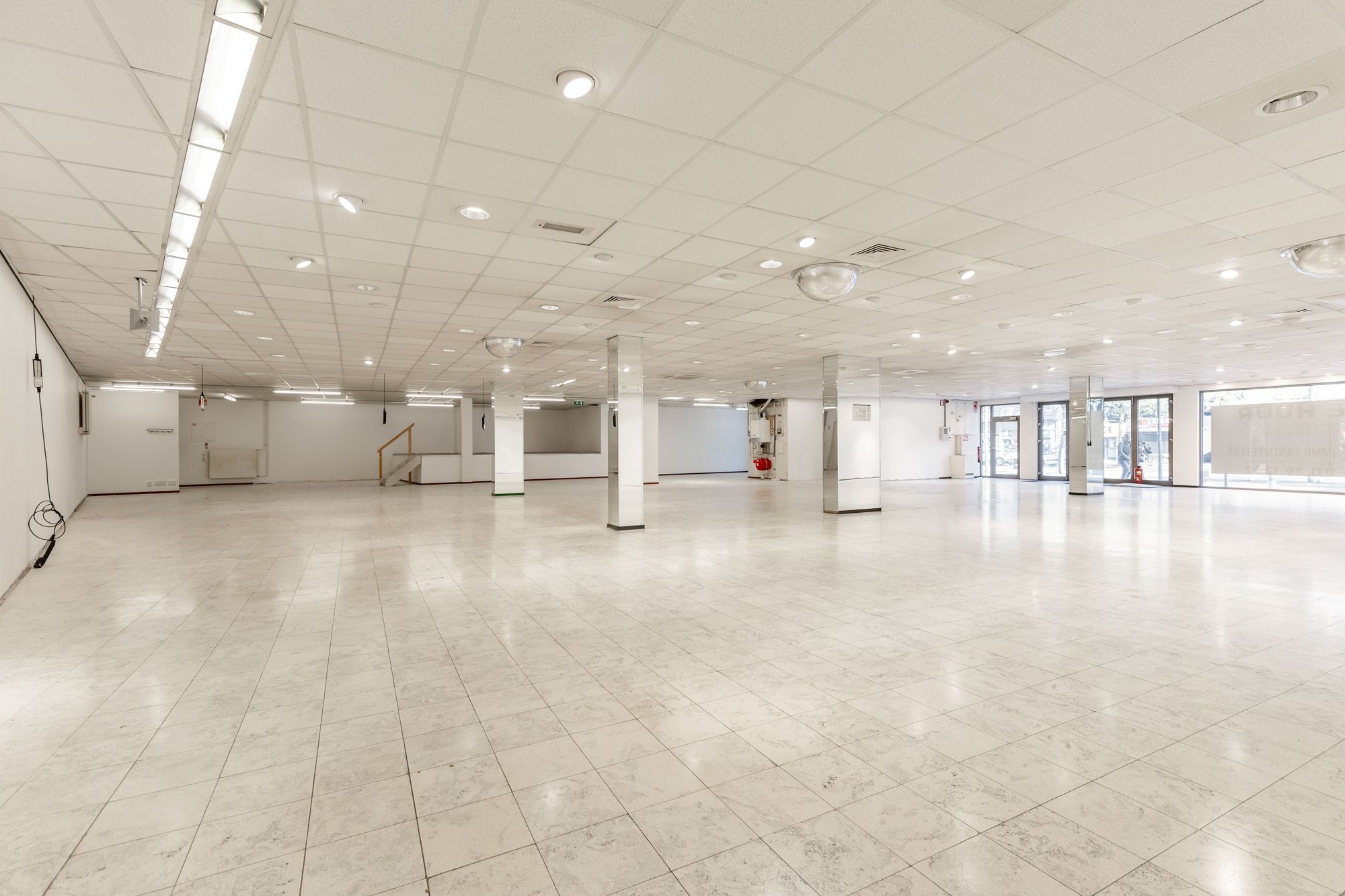 IDEALIS VASTGOED – Extra ruim handelspand (+-500m²!!!) met tal van mogelijkheden op een extra centrale, commerciële zichtlocatie te midden van het centrum in Genk foto 14