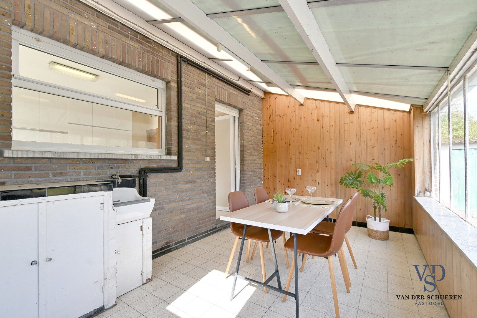 Te renoveren bungalow op een perceel van ca. 2.840 m² foto 13