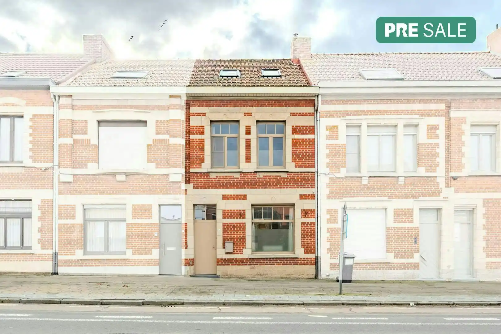 Recent gerenoveerd huis te koop in Ieper foto {{pictureIndex}}