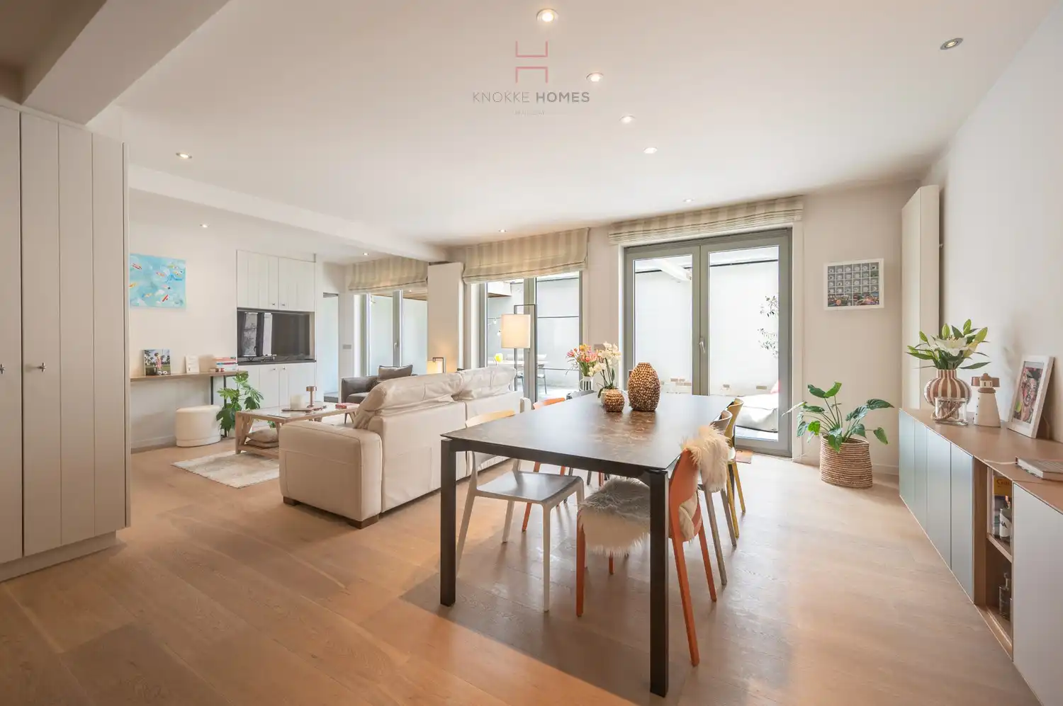 Zeer ruim en verzorgd appartement met vier slaapkamers en een praktische inpandige garage. foto 3