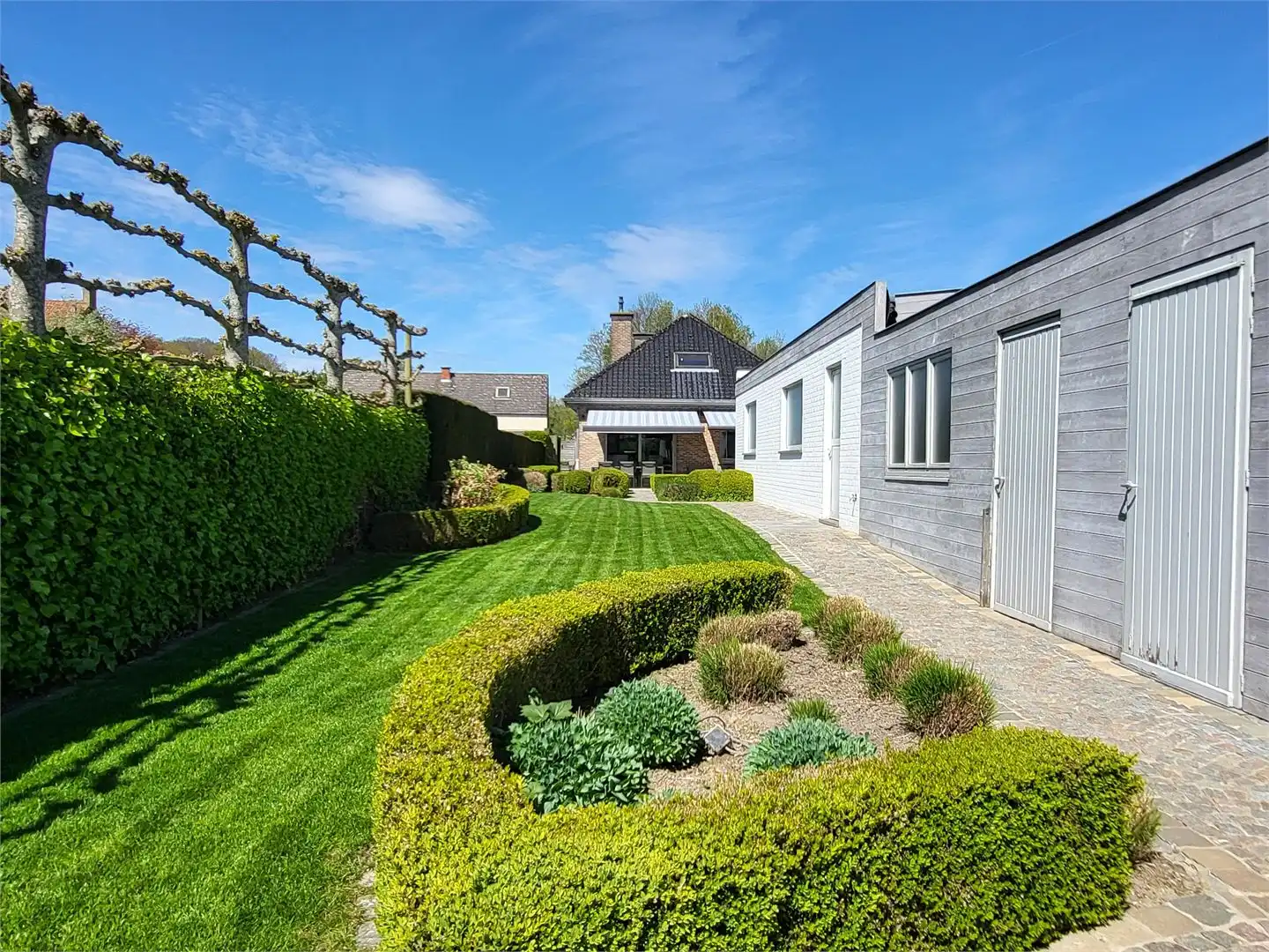 Deze ruime en uitstekend onderhouden villa-bungalow op een perceel van 1.264 m² combineert comfort, functionaliteit en een aangename woonbeleving met een zuidgericht terras en een prachtig aangelegde tuin met zwembad en badhuis. foto 33