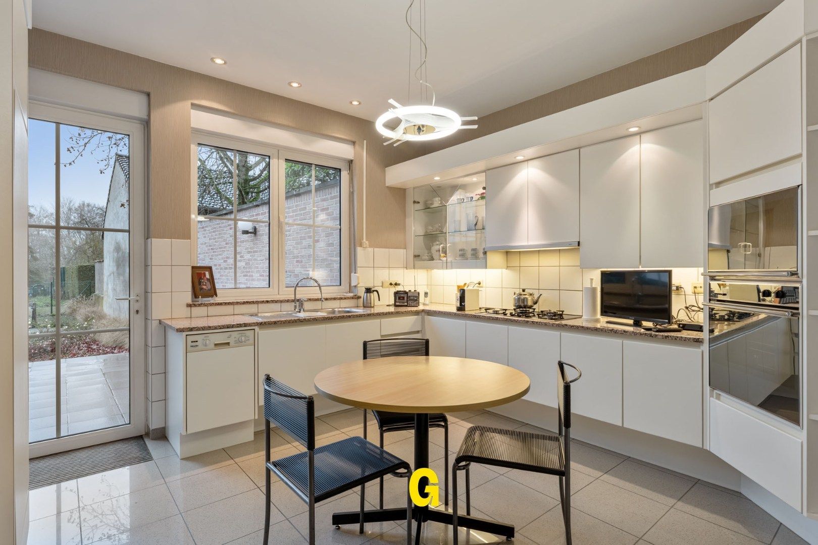 Bijzonder nette rijwoning van zeer degelijke kwaliteit, met tuin op 6a 46ca, vlak bij de dorpskern van Hoeselt. foto 11