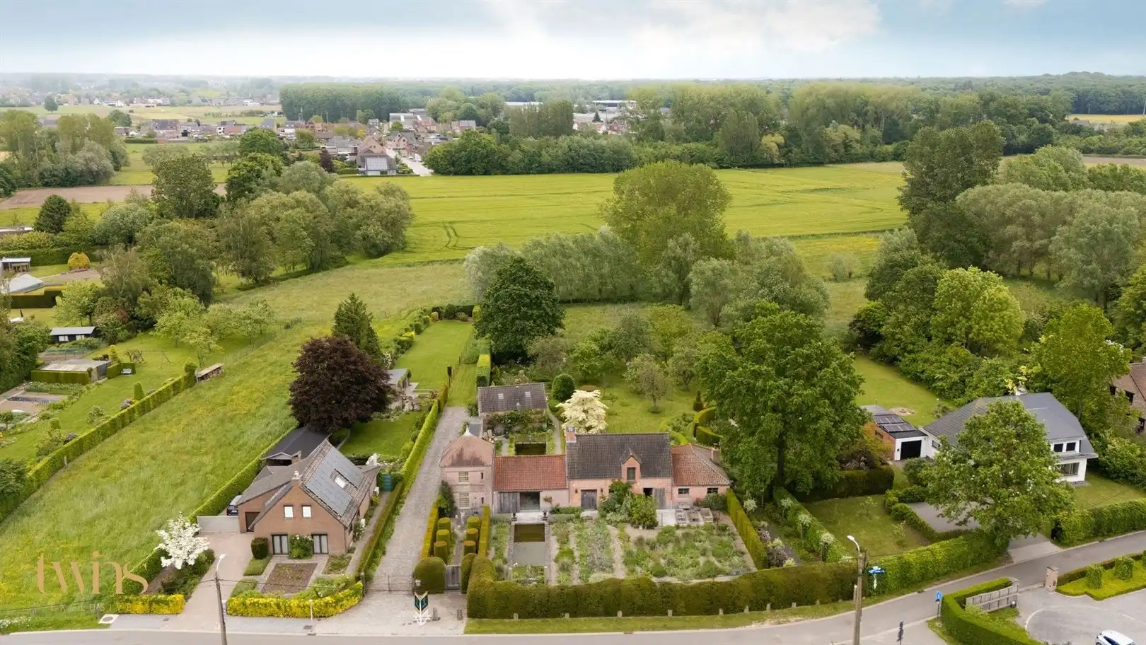 Exclusief wonen in de geliefde gerenoveerde Patershoeve te Buggenhout  foto 2