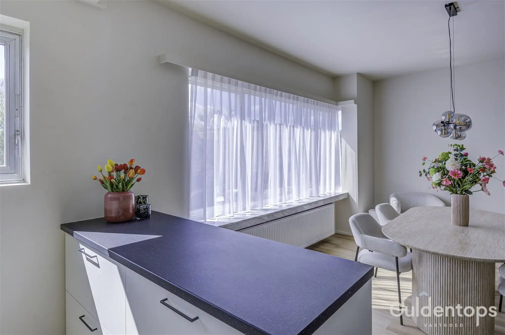 Knap vernieuwd 2 slaapkamerappartement op topligging foto 10