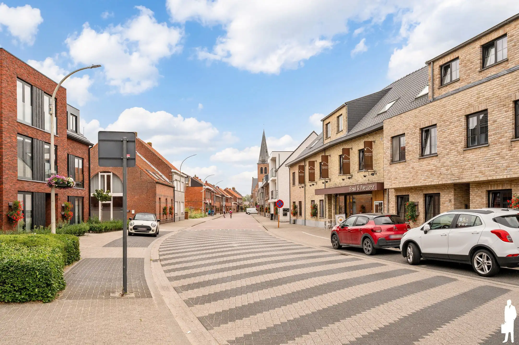 Handelspand met duplex appartement, terras en 2 garageboxen in centrum Nieuwmoer foto 2