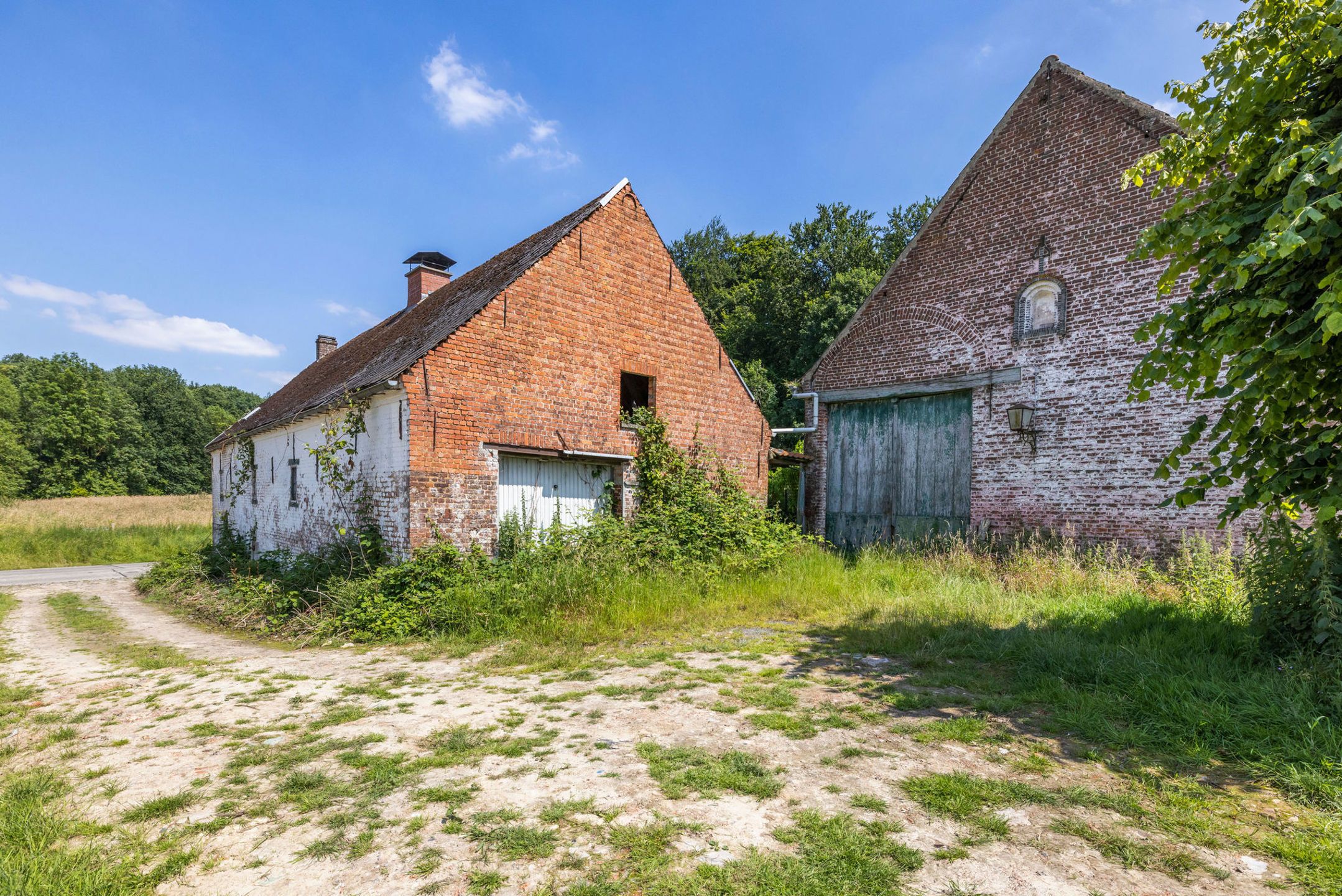 Prachtig gelegen te renovere L hoeve op 3ha 80a foto 3