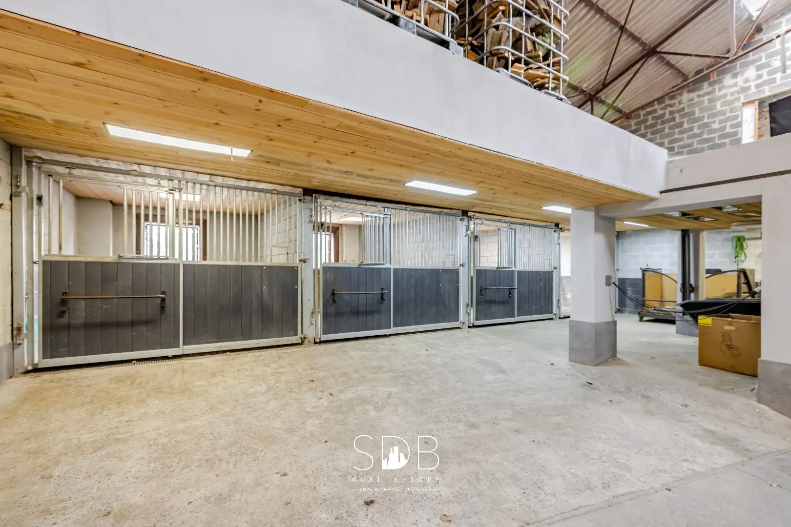 Landelijke villa met bijgebouwen en graslanden op 23.740m² foto 34
