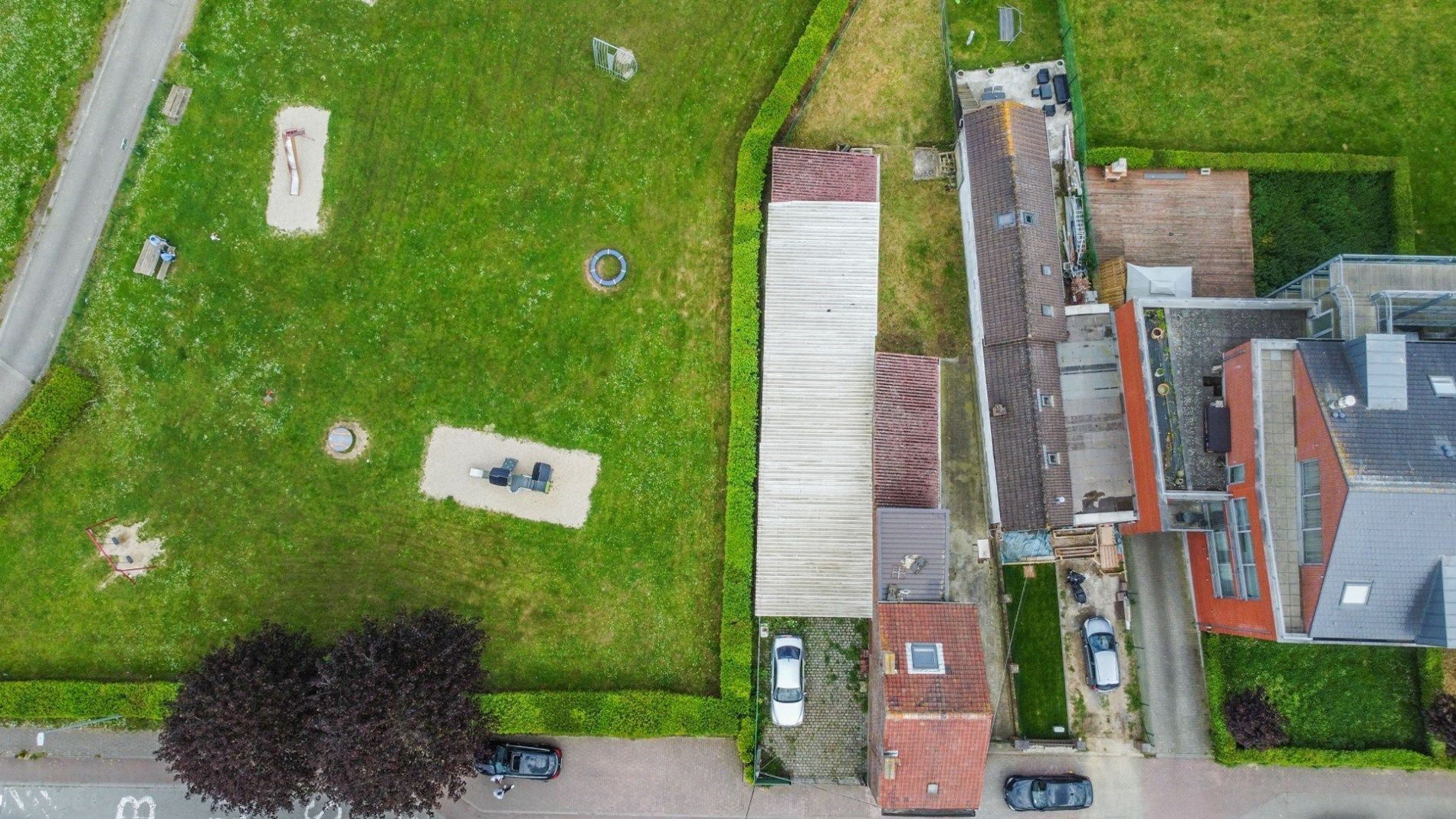 Een welgelegen perceel met heden een grote garage  foto 3