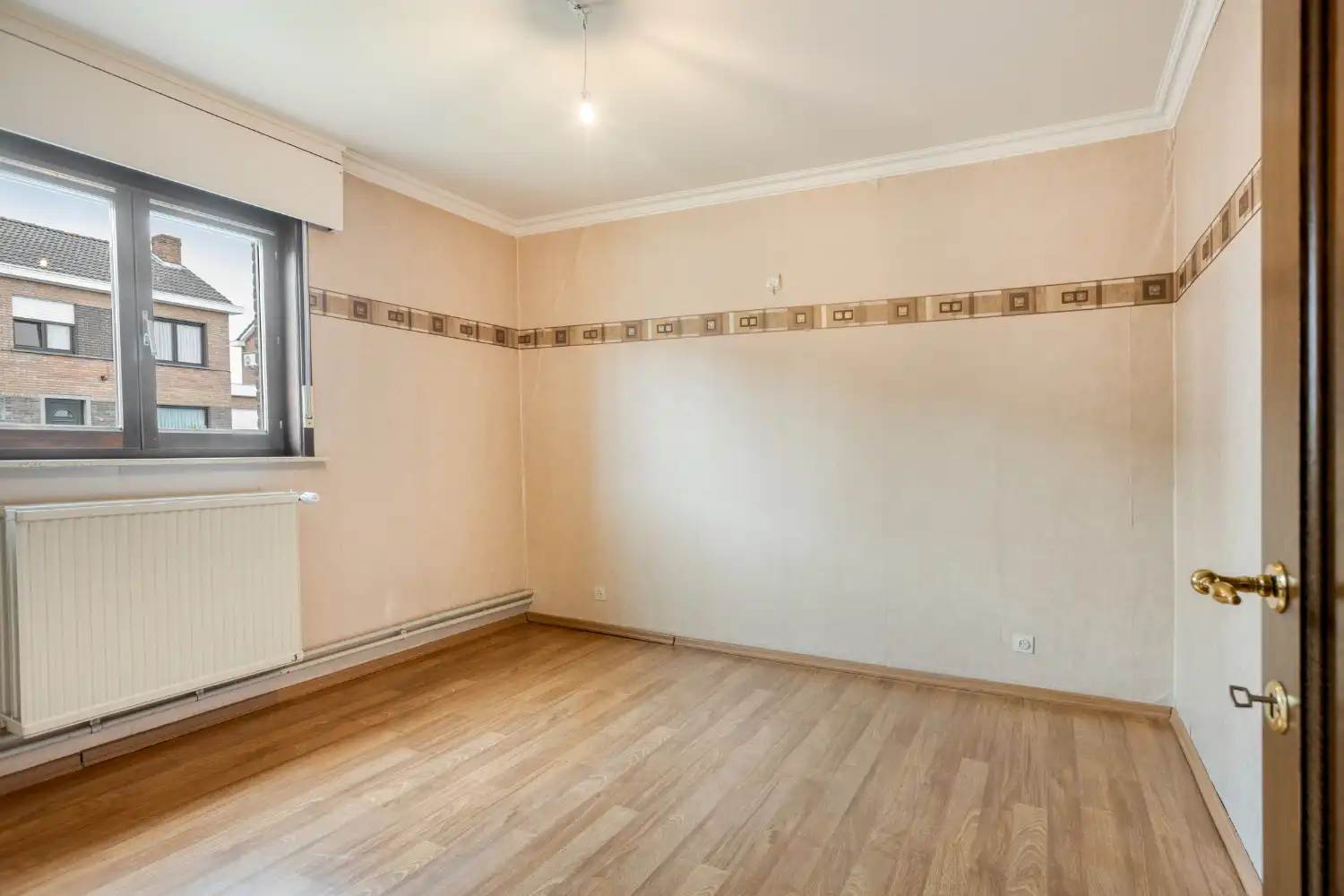 Halfopen woning met 3 slaapkamers en inpandige garage in Oostkamp - Perfect voor wie rust en ruimte zoekt. foto 7