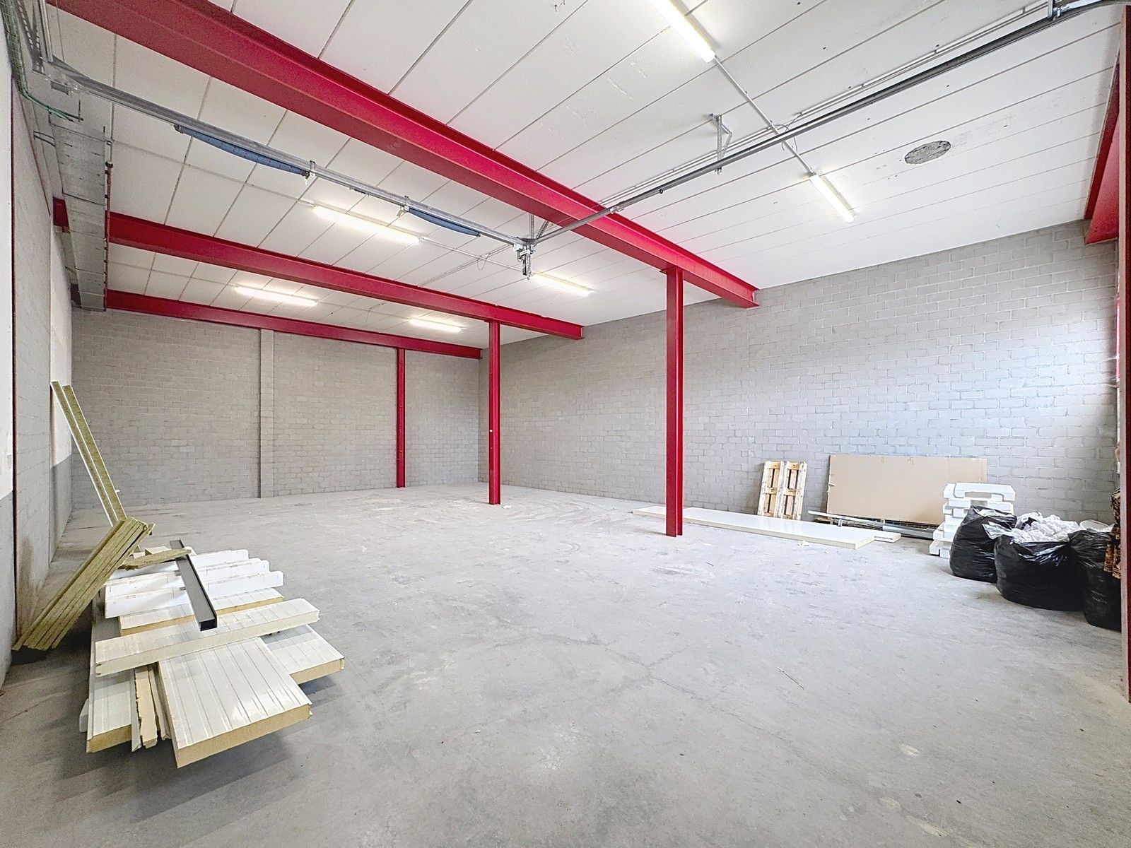 Instapklare OPSLAGRUIMTE (161m²), met hoge sectionaalpoort en 2 private parkeerplaatsen voor de deur. Op industriezone "Herdersbrug" te 8000 Brugge. foto 2