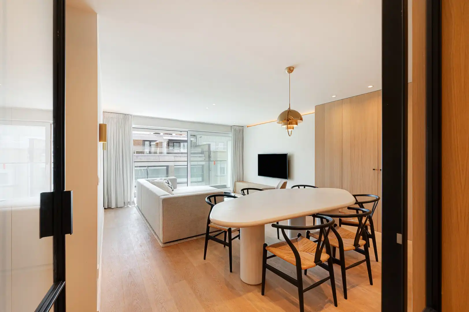 Prachtig afgewerkt, gemeubeld twee slaapkamer appartement heel goed gelegen op de Kustlaan. foto 5