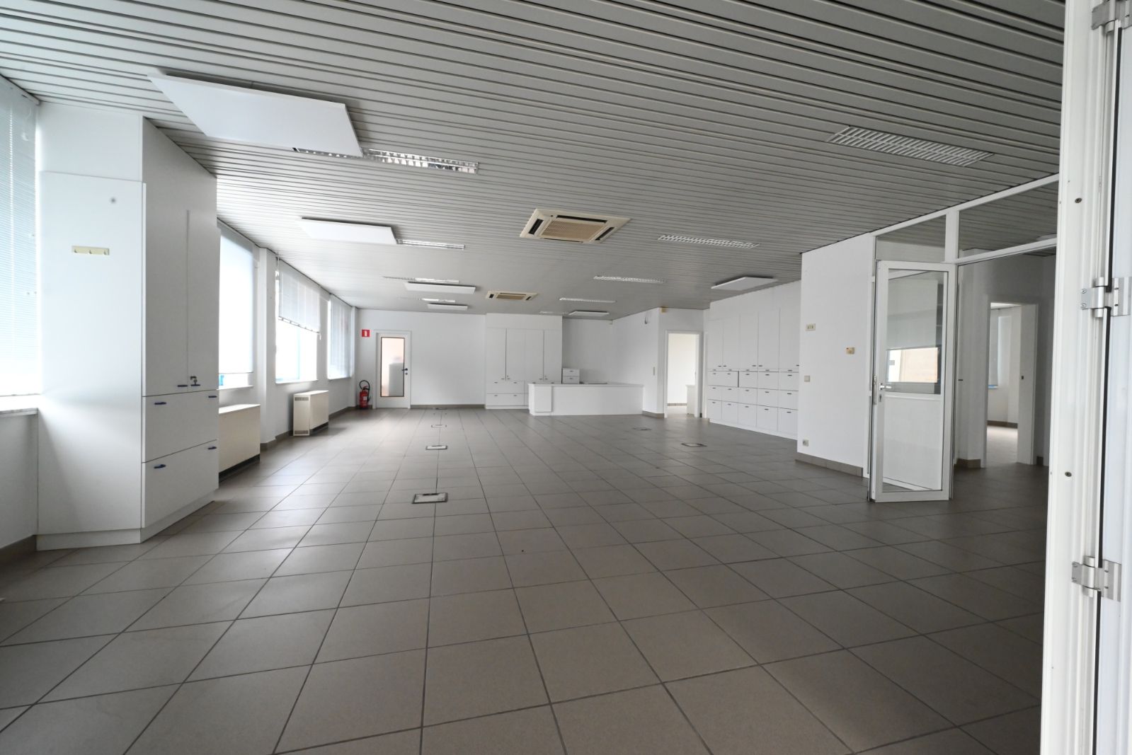 Bedrijfs-/ kantoorgebouw (275m2) met veel parkeergelegenheid! foto 2
