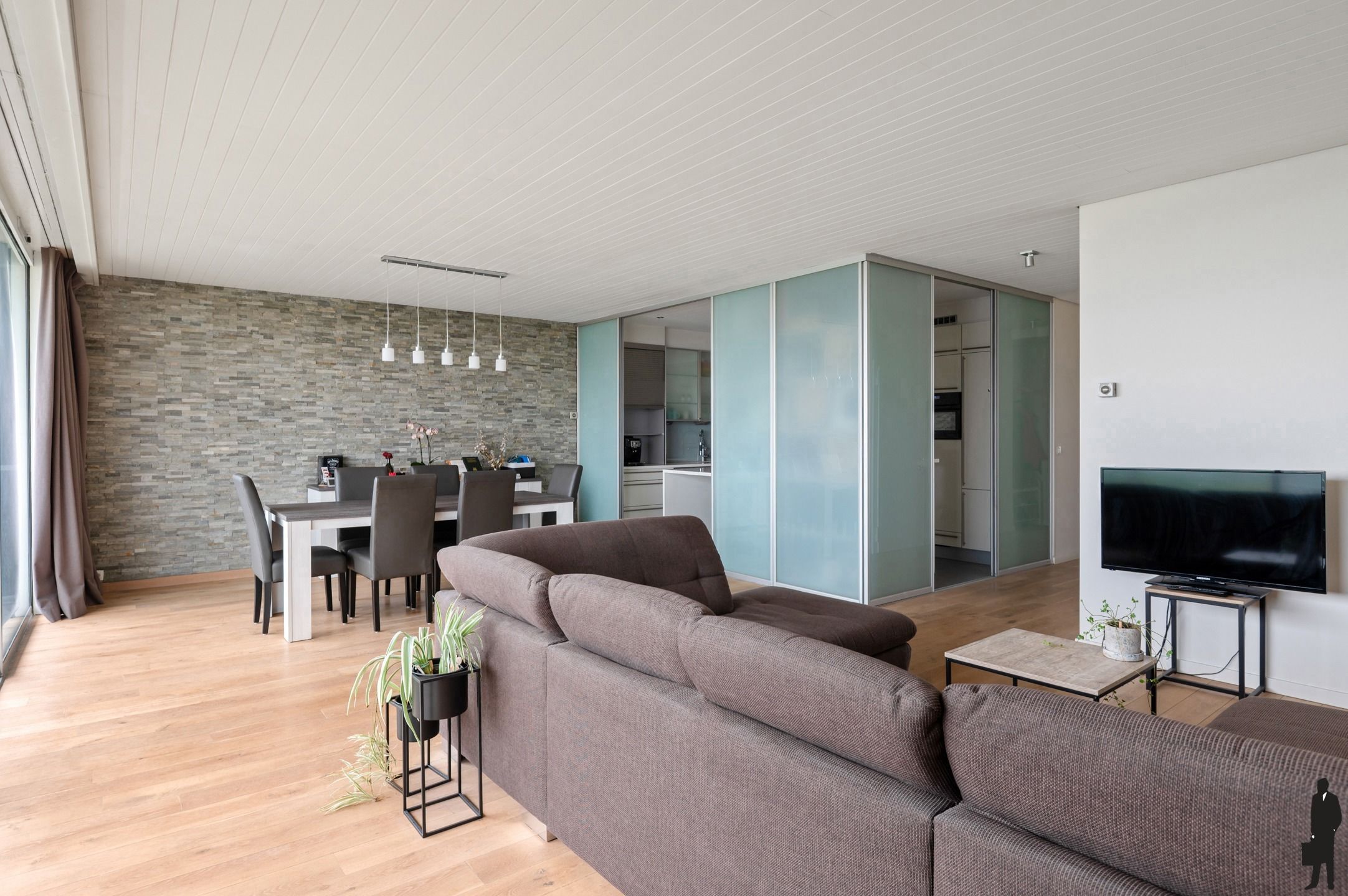 Ruim en licht appartement met twee terrassen foto 6