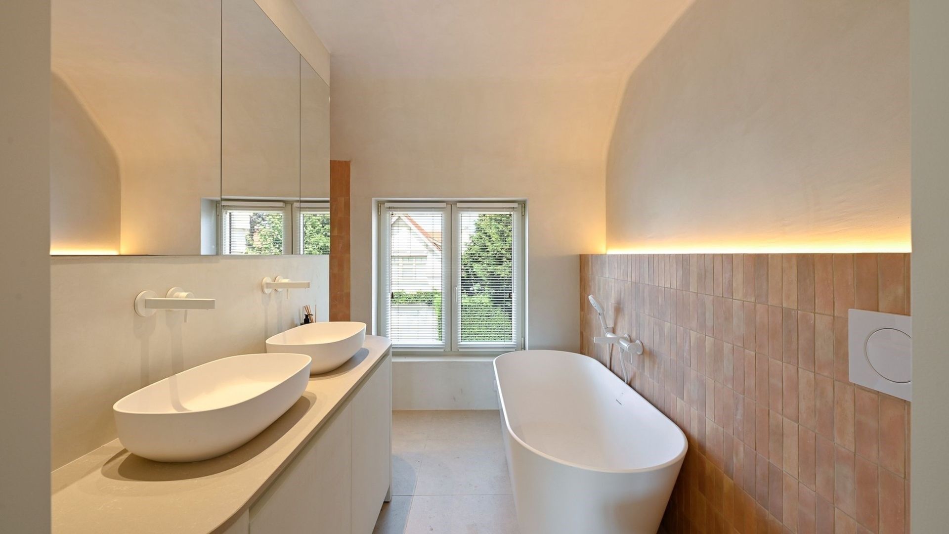 Vernieuwde stijlvolle koppelwoning op topligging in Duinbergen foto 8