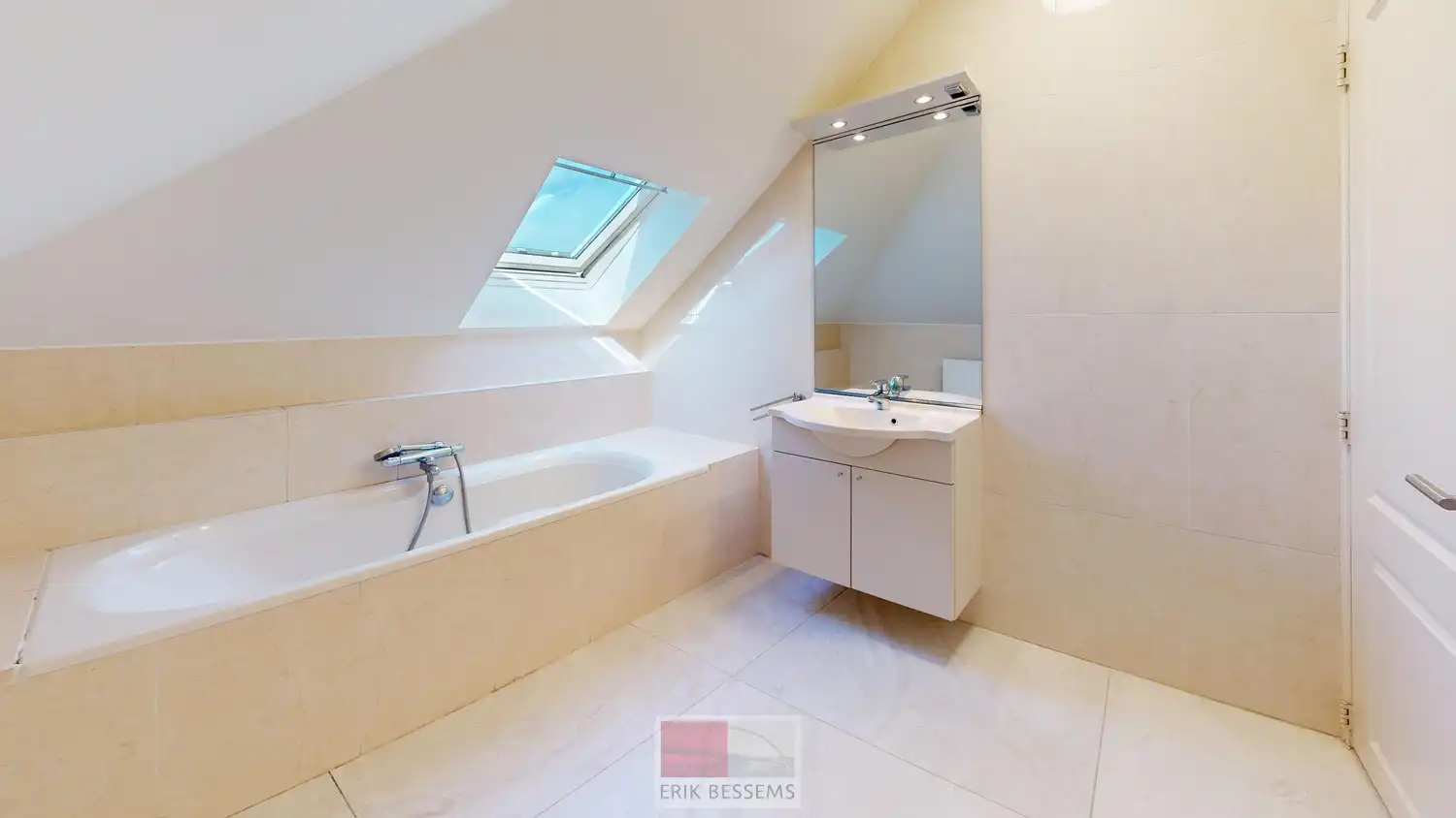 Gezellig 1-slaapkamer dakappartement met ruime leefruimte / open keuken ZONDER LIFT foto 11