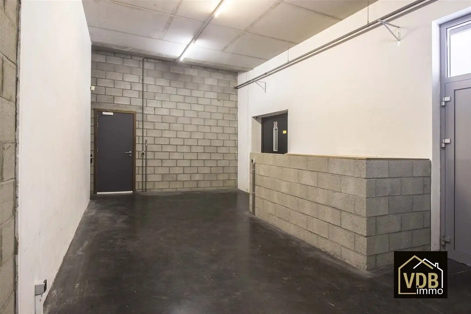 Commercieel gebouw op toplocatie, verhuurd met goed rendemen foto 21