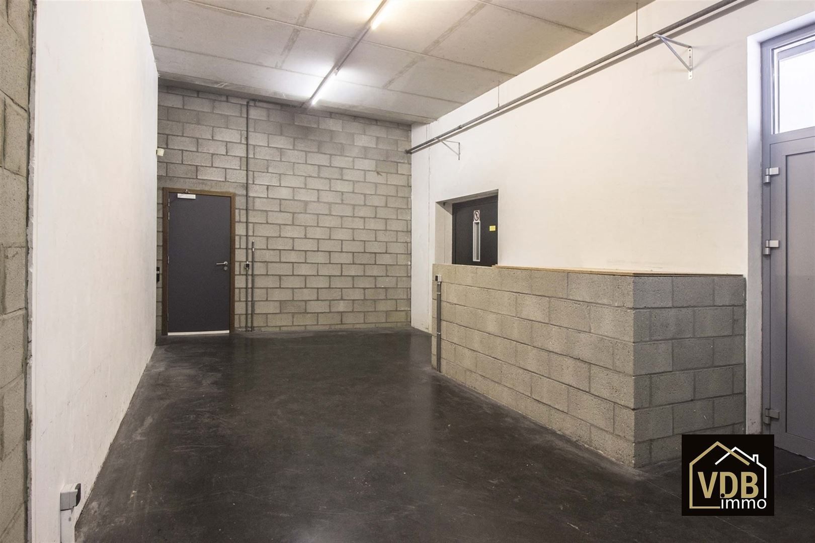 Commercieel gebouw op toplocatie geschikt voor vele doeleinden: kantoor, kleinhandel, groothandel... foto 22