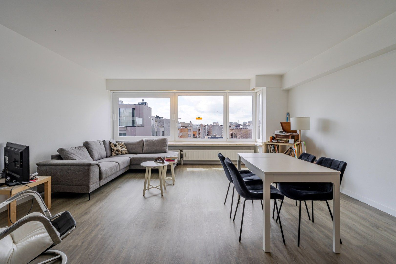 Instapklaar appartement te koop in Oostende met EPC-label B. 93 m², 2 badkamers, terras, streepje zeezicht en onderhoudsvriendelijke vinyl-laminaatvloer. foto 6