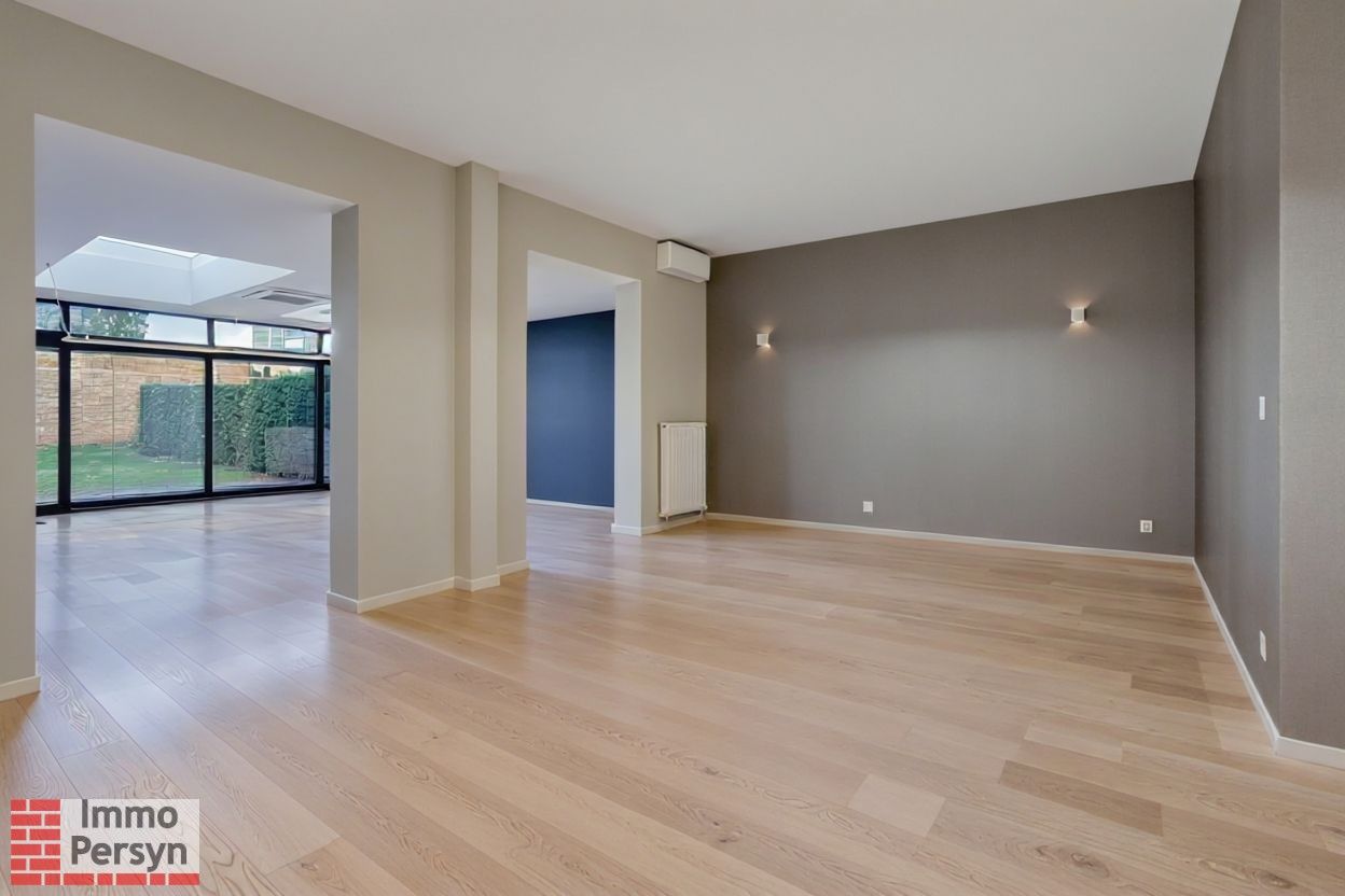 Ruim gelijkvloers appartement met tuin en 2 staanplaatsen. foto 14