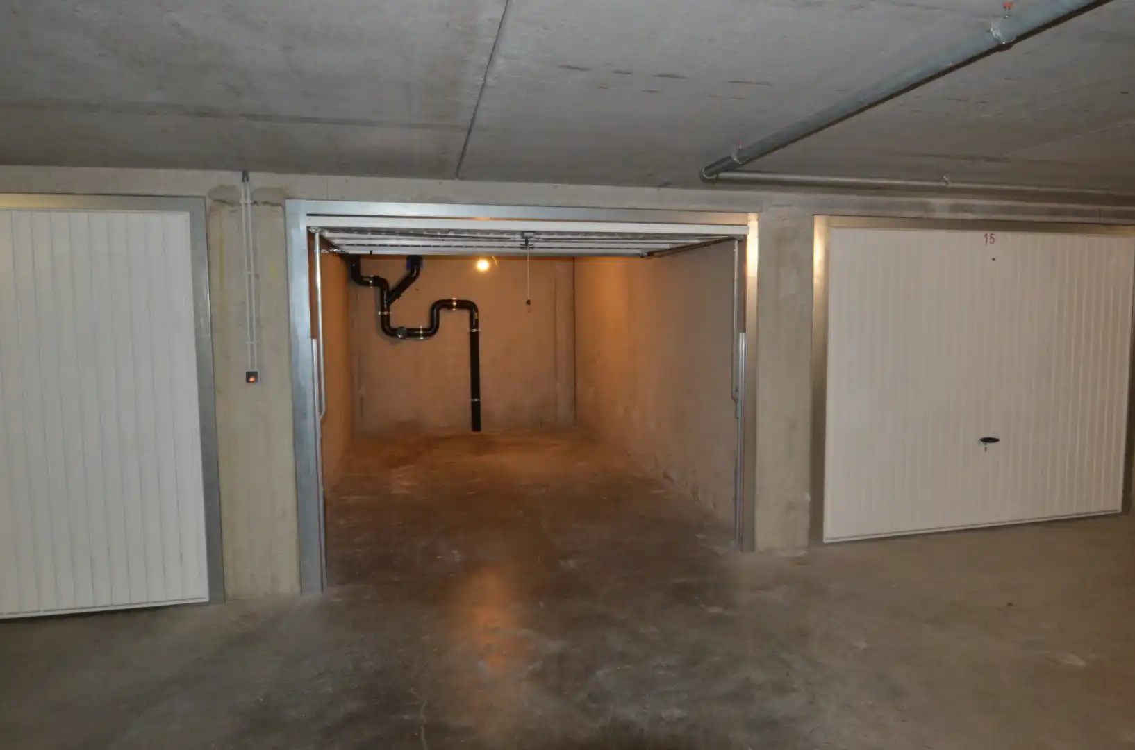 Gelijkvloerse garagebox aan de achterzijde van de Rederskaai te Zeebrugge. foto 2