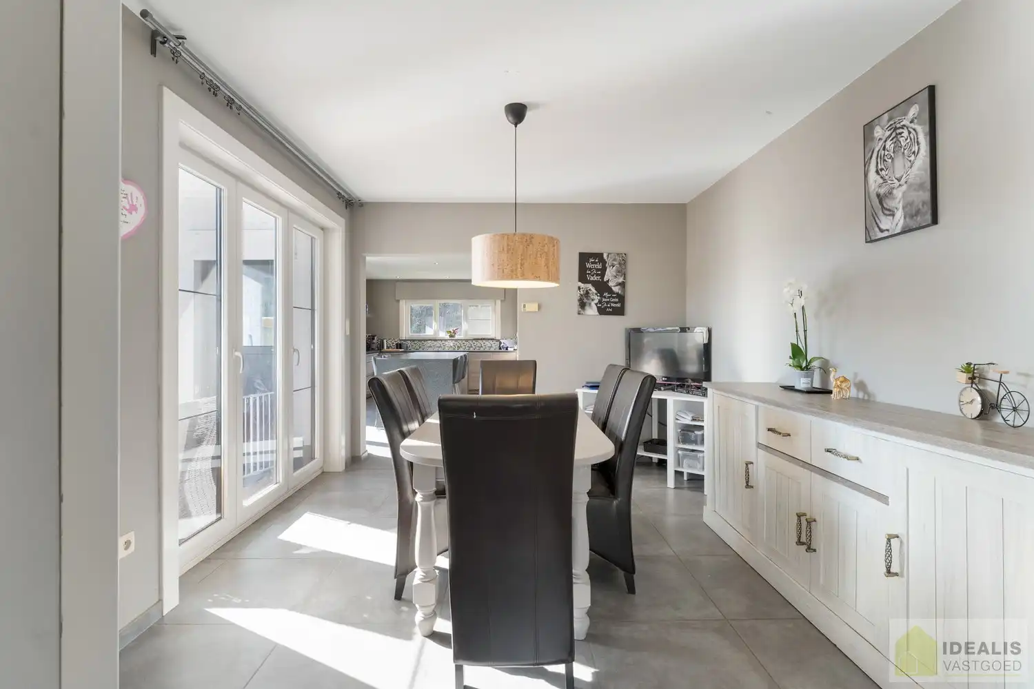 IDEALIS VASTGOED - CHARMANTE INSTAPKLARE GEZINSWONING MET EEN LICHTRIJKE LEEFRUIMTE, MODERNE OPEN KEUKEN MET KOOKEILAND, 3 RUIME SLAAPKAMERS EN BADKAMER. DE WONING IS GELEGEN OP EEN PRACHTIG PERCEEL VAN 12A 68CA! Deze knappe bungalow omvat een aangename 140m² bewoonbare oppervlakte met een lichtrijke woonkamer met aansluitend een moderne open keuken met kookeiland (voorzien van alle comfort), 3 ruime slaapkamers en een badkamer. De woning biedt verder een kelderverdieping en een zeer ruime tuin. Een unieke kans voor kandidaten op zoek naar een instapklaar huis voorzien van alle faciliteiten op een hele fijne locatie tussen de centra van Oudsbergen, Bree en Peer! foto 7