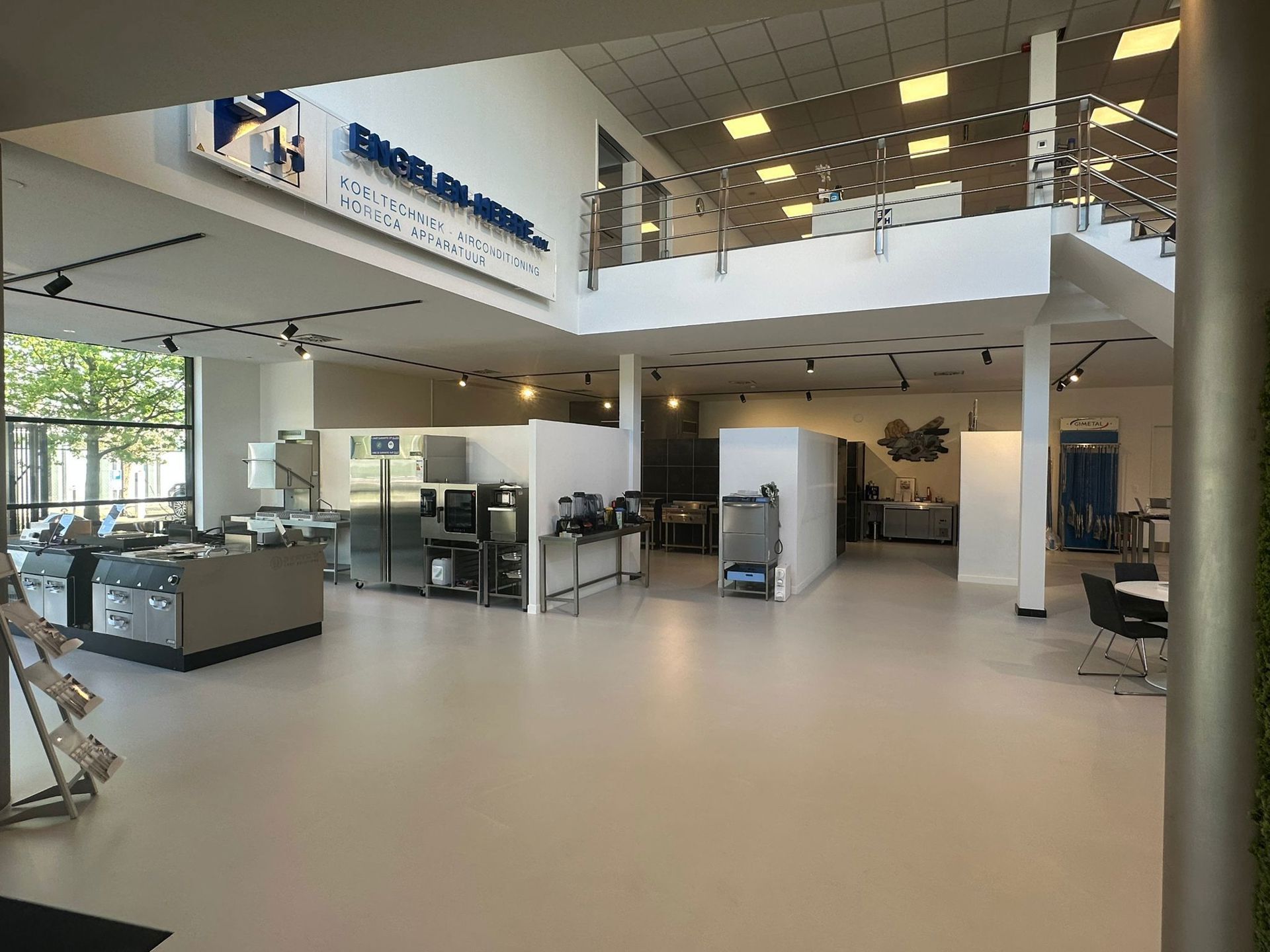 TE HUUR Bedrijfsgebouw te Wilrijk foto 2