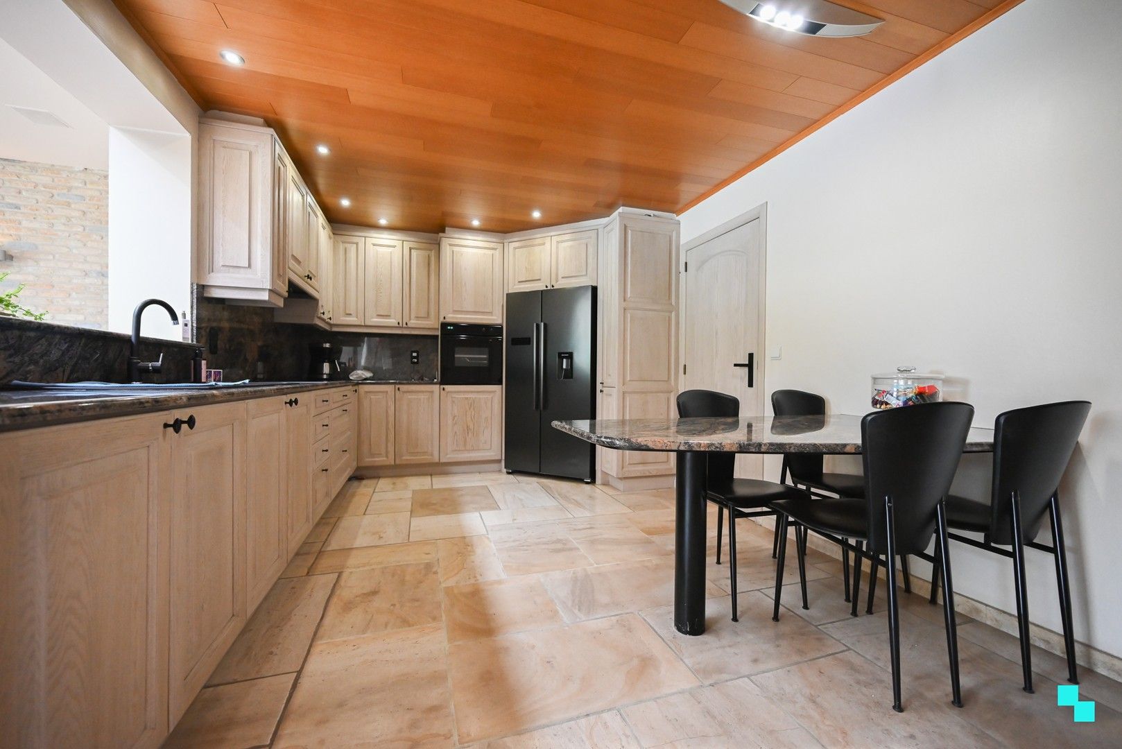 Verrassend ruime woning met 4 slaapkamers te Roeselare foto 9
