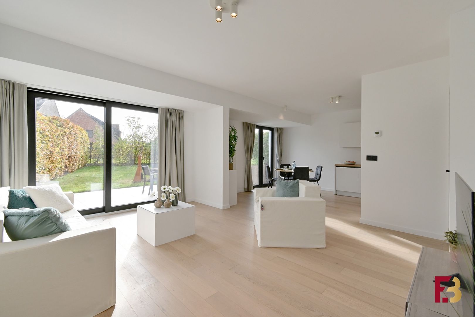 Gelijkvloersappartement met tuin en twee garages in hartje Zwijnaarde foto 2