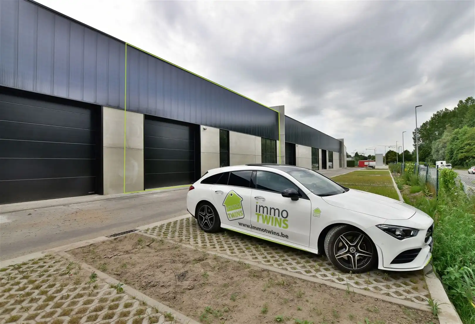 MAGAZIJN (UNIT 15) MET 5 PARKEERPLAATSEN TE DENDERMONDE foto {{pictureIndex}}