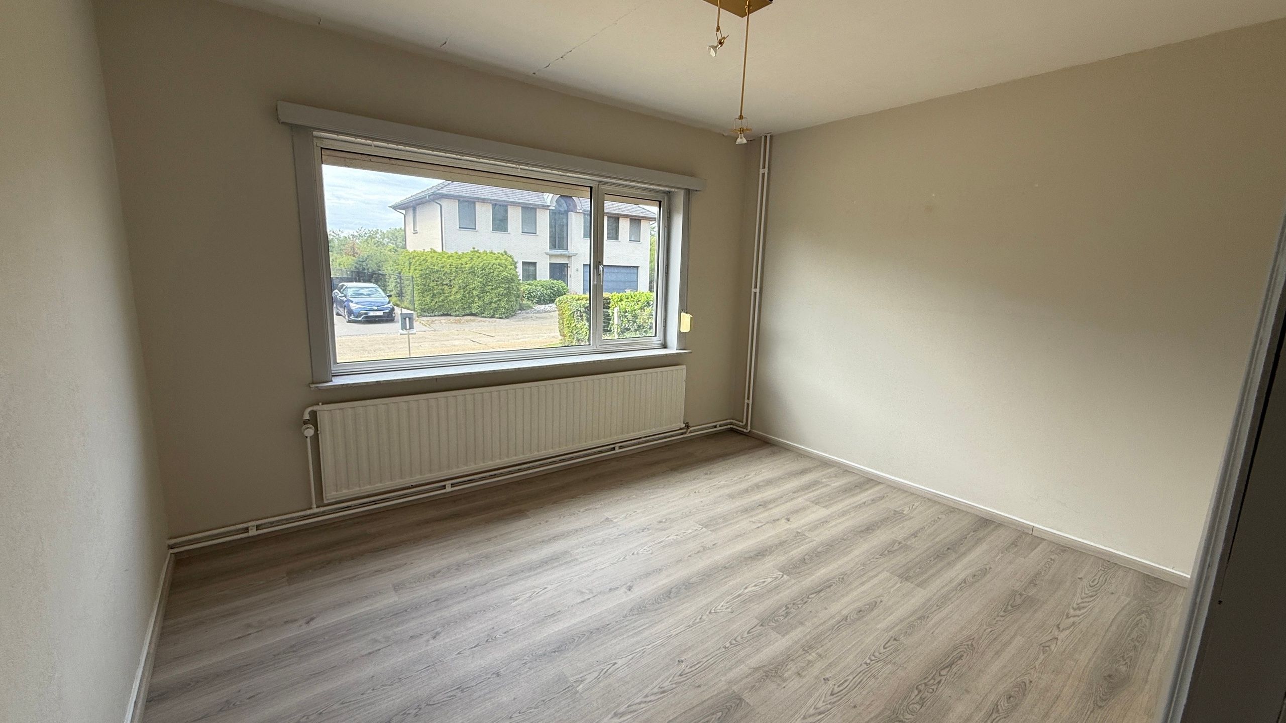 Laagbouwwoning in rustige straat foto 6
