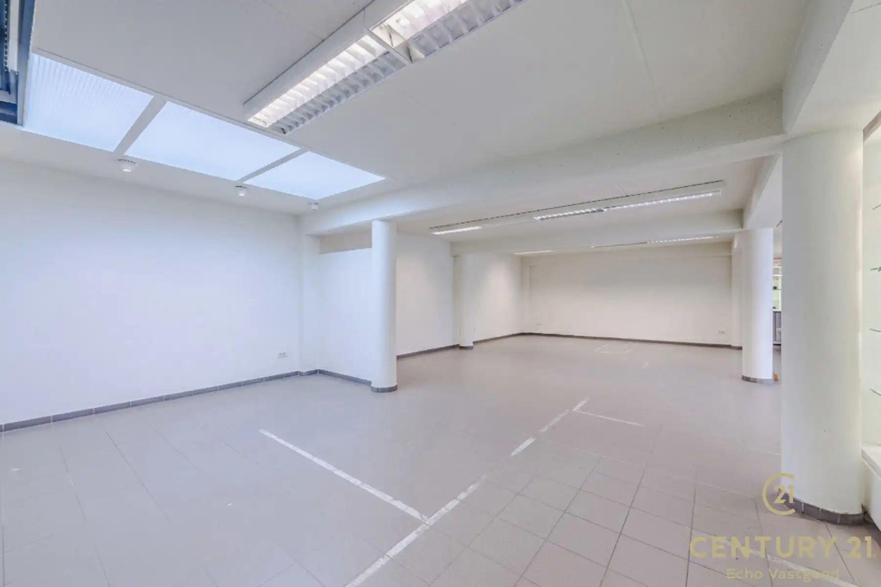 Topgelegen handelspand met magazijn en privatieve parking foto 7