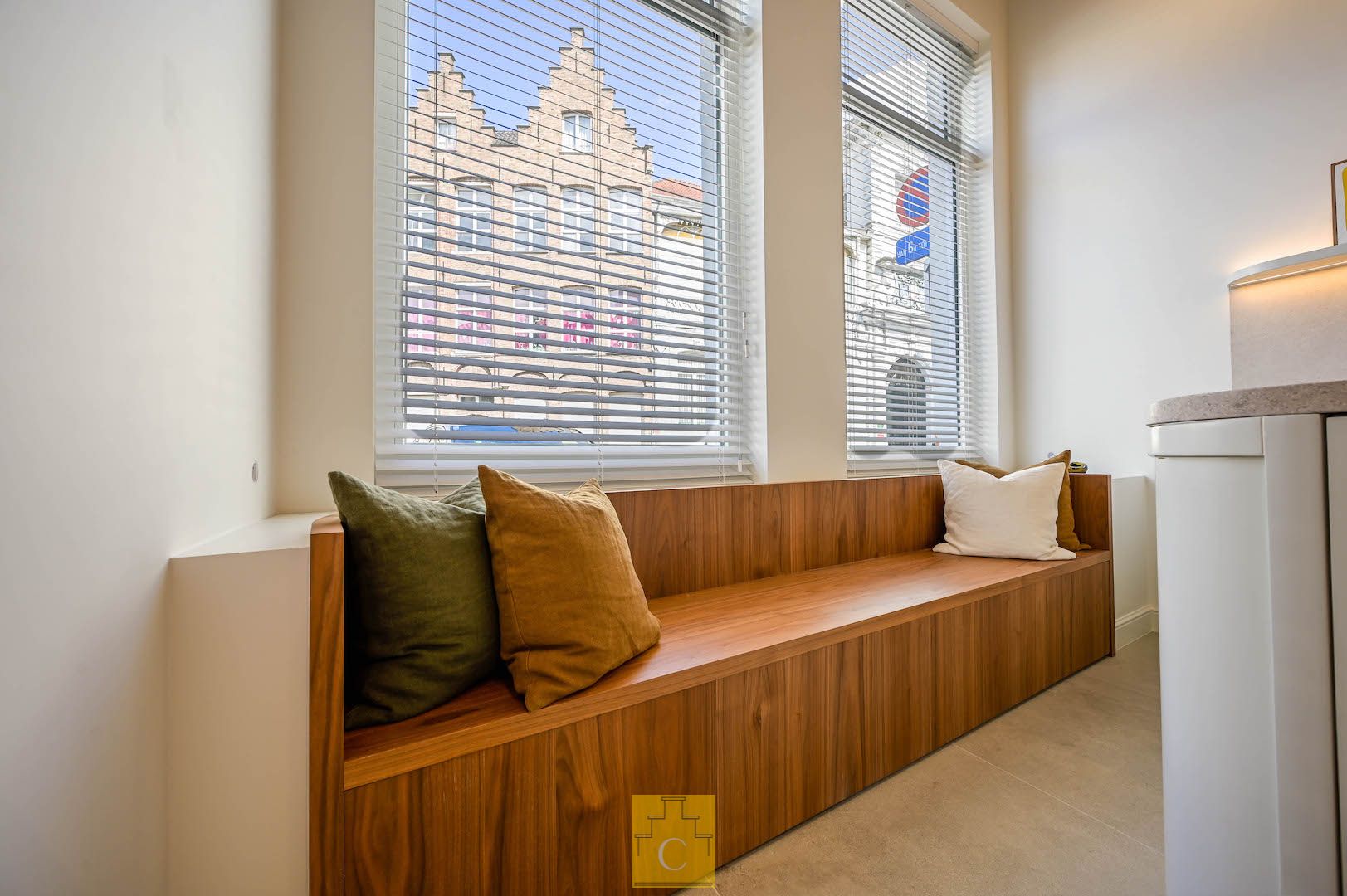 pas gerenoveerd diephuis op iconisch stadsplein, een meesterwerk van historiek en hedendaagse luxe foto {{pictureIndex}}
