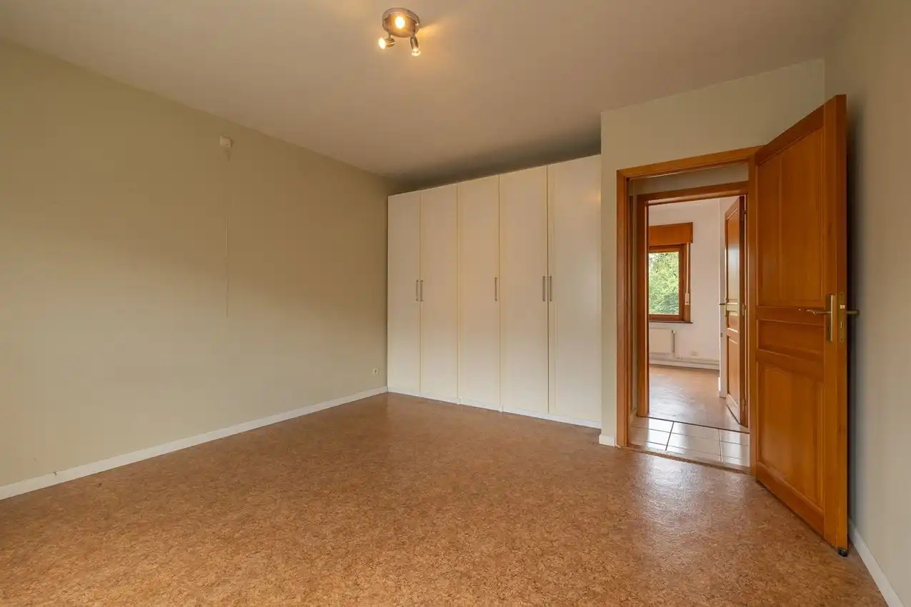 Vier slaapkamers. Twee staanplaatsen. En achteraan een verrassende buitenplek met zuiderse patio-sfeer foto 18