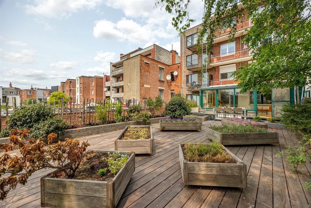 Ruim appartement met uniek dakterras én 2 garageboxen foto {{pictureIndex}}