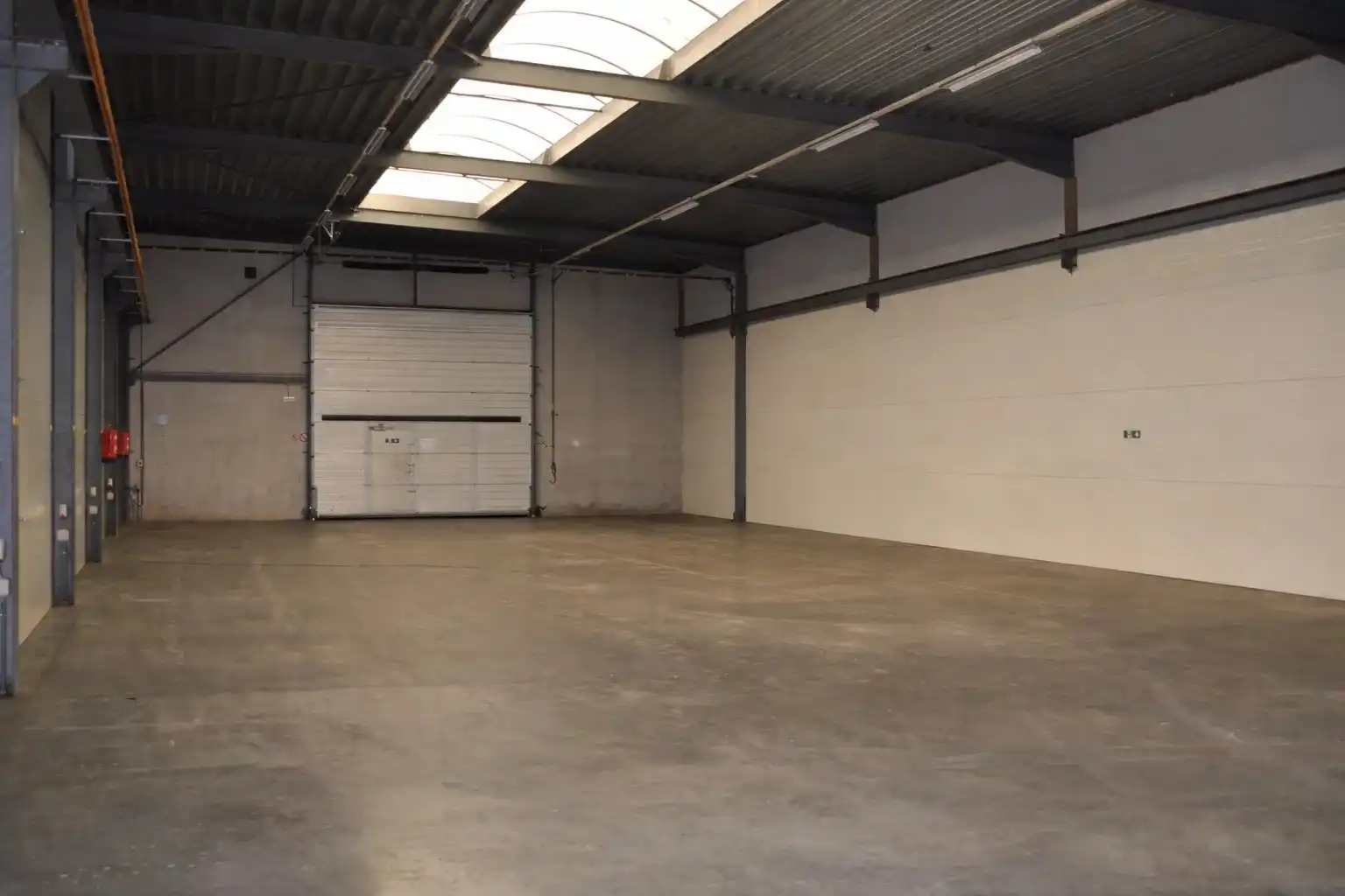 OPSLAGLOODS VAN +-371 M² &nbsp;OP &nbsp;EEN CENTRALE LOCATIE IN ZONHOVEN foto 2