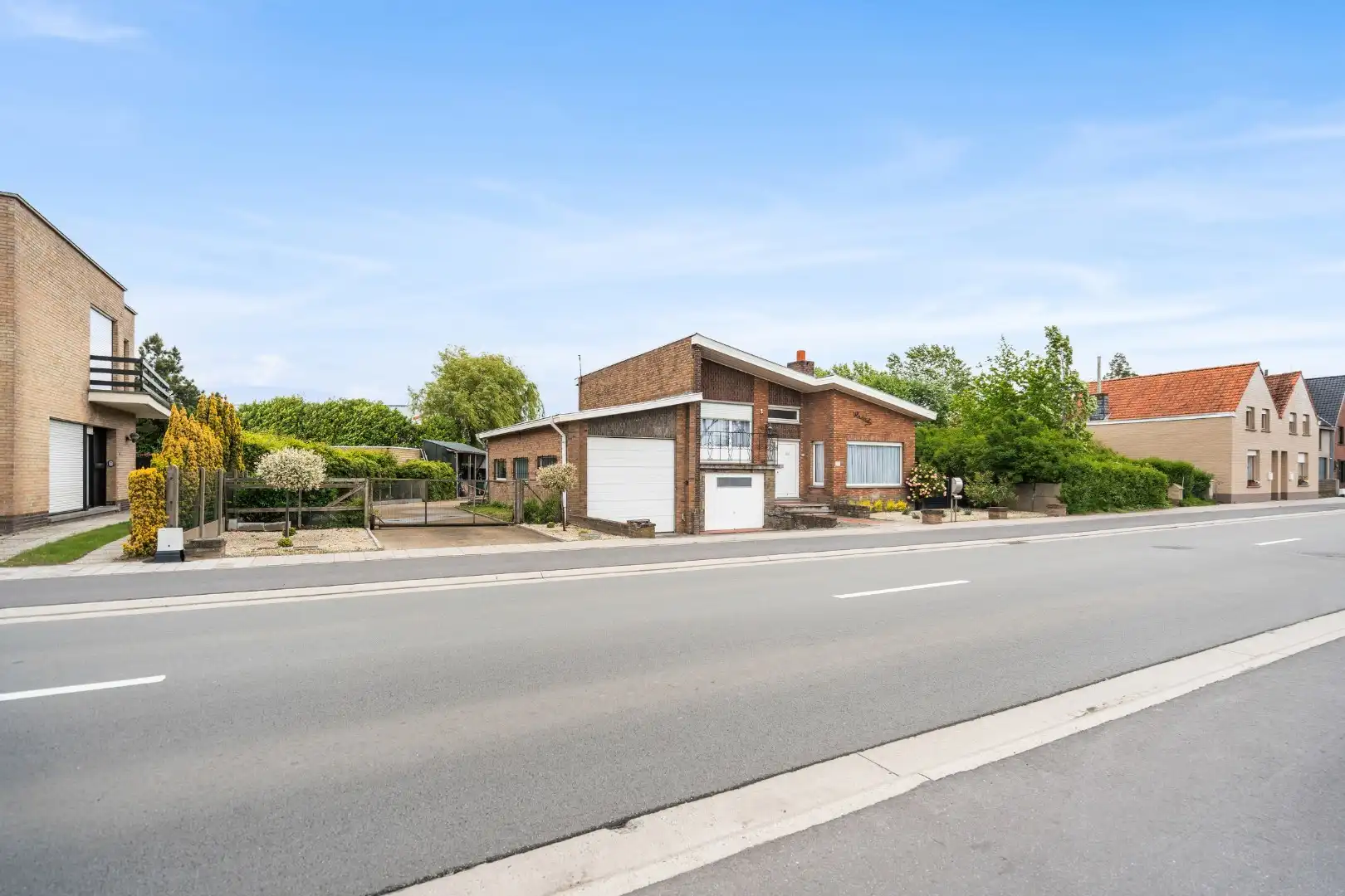 Alleenstaande woning met 3 slaapkamers en 2 garages te Koekelare foto 2