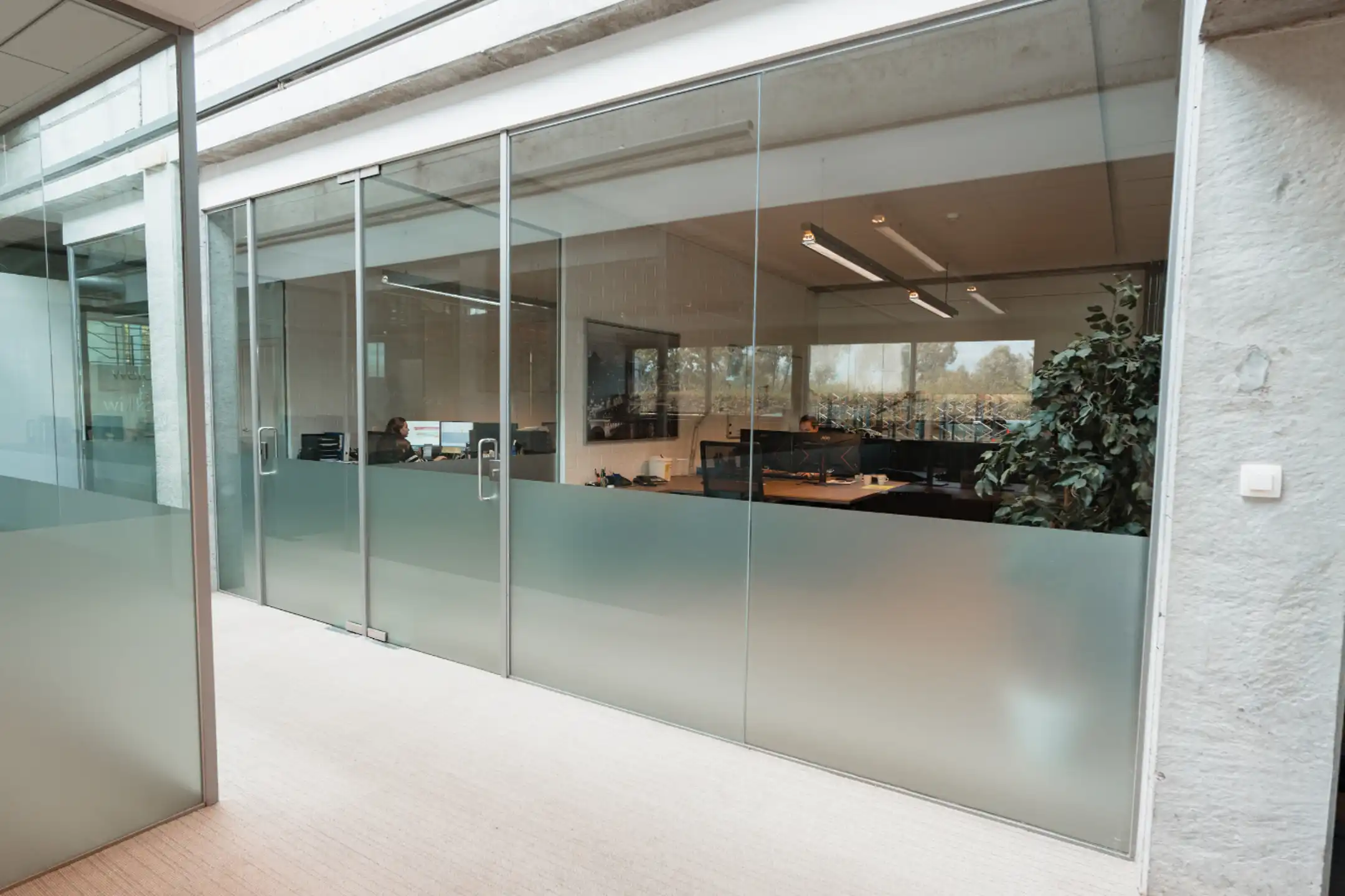 Modern bedrijfsgebouw langs E17 in Zwijndrecht foto 18