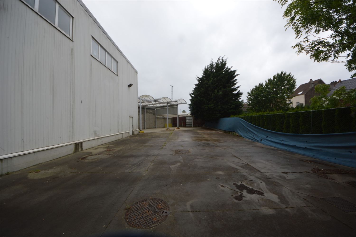 COMMERCIEEL GEBOUW BAANLOCATIE MET PARKING NABIJ MCDONALDS foto 29