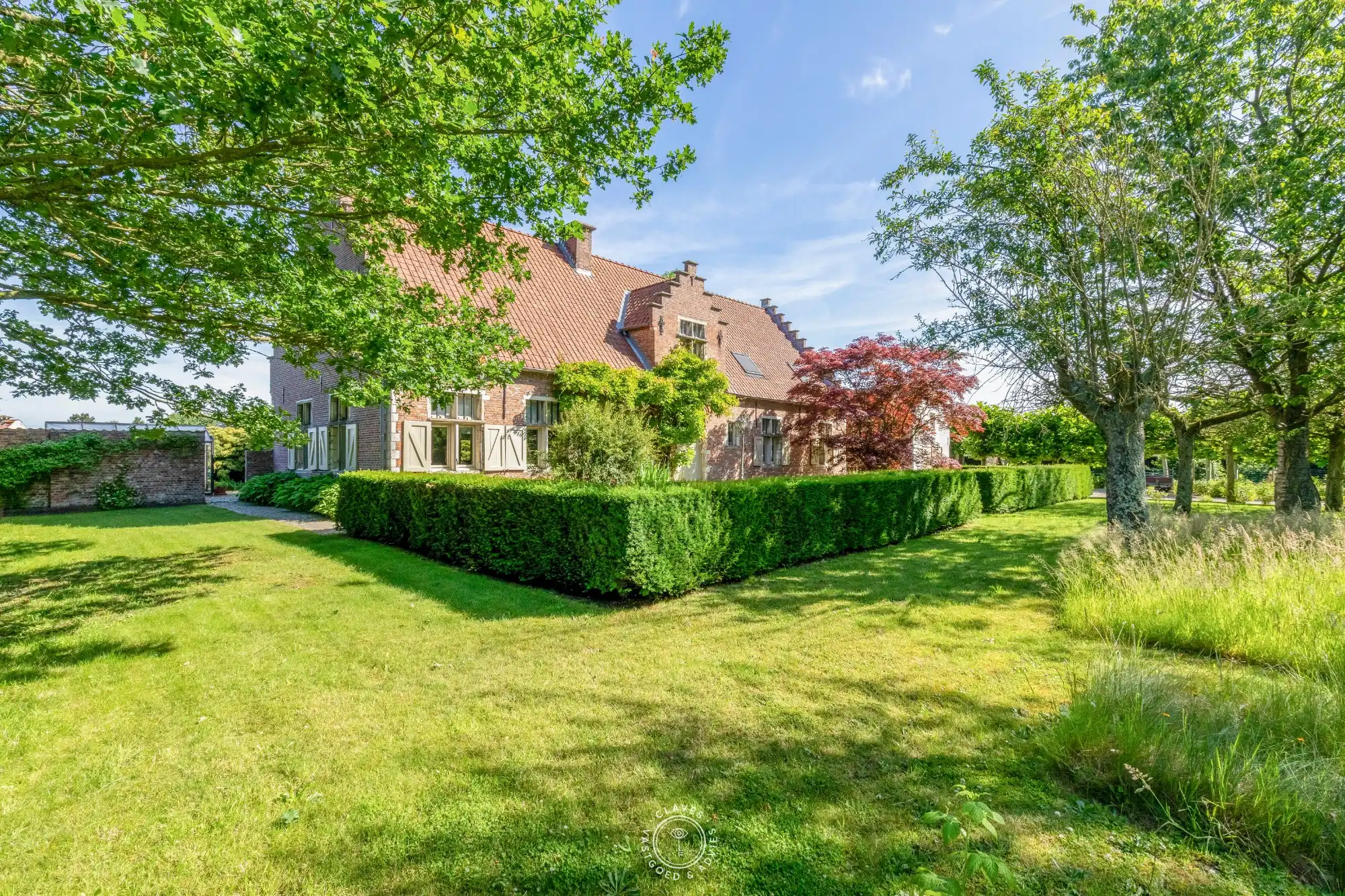 Exclusieve karakterhoeve midden de velden van Sinaai-Waas foto {{pictureIndex}}