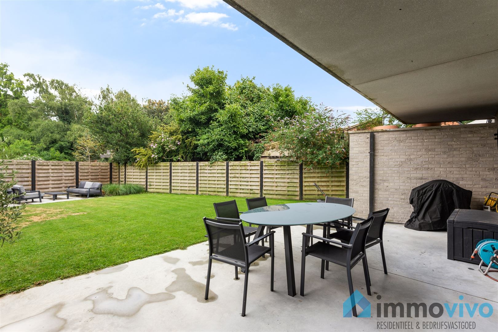 Prachtig gelijkvloers appartement met ruime tuin foto {{pictureIndex}}