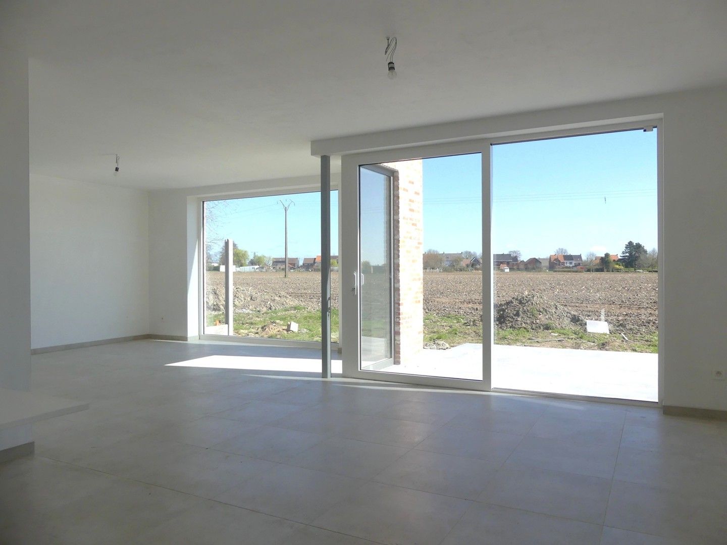 Halfopen nieuwbouwwoning met zuidgericht terras, tuin en garage foto 3