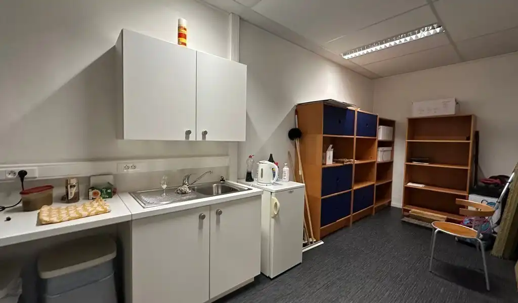 Ingedeelde kantoorruimte te huur in Clinton Park in Roeselare foto 7