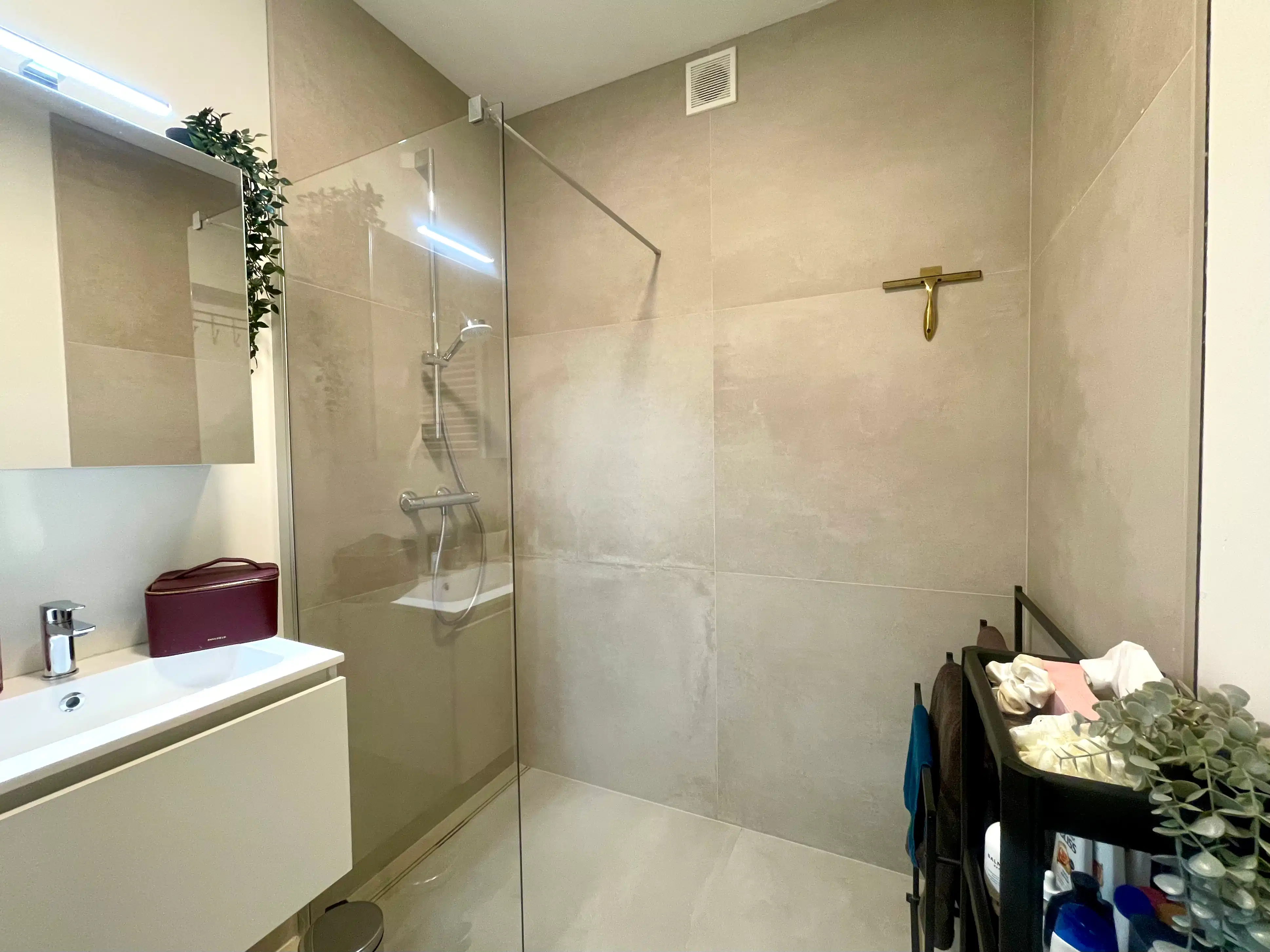 Nieuwbouwappartement met 1 slaapkamer, ruim terras en garage foto 11