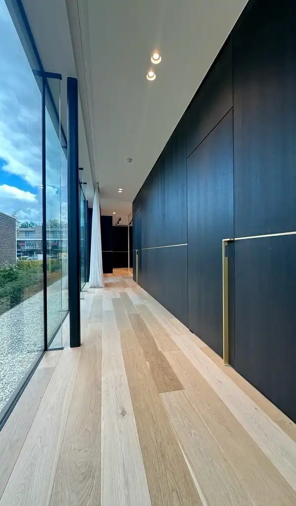 Stijlvol handelspand te huur langs Kortrijksesteenweg in Sint-Martens-Latem foto 4